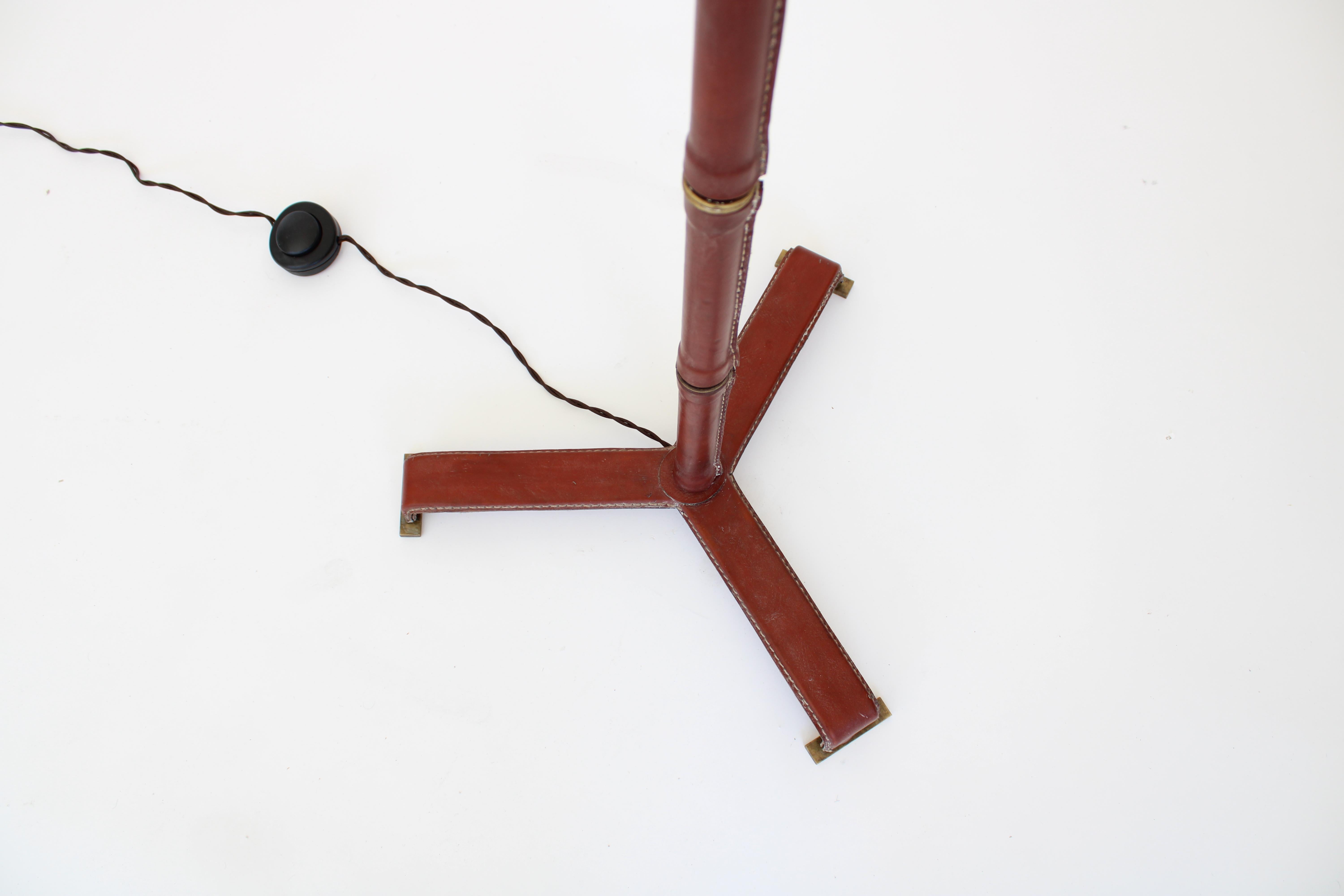 Jacques Adnet con piede in pelle e ottone e bronzo  Lampada da terra francese in vendita 9