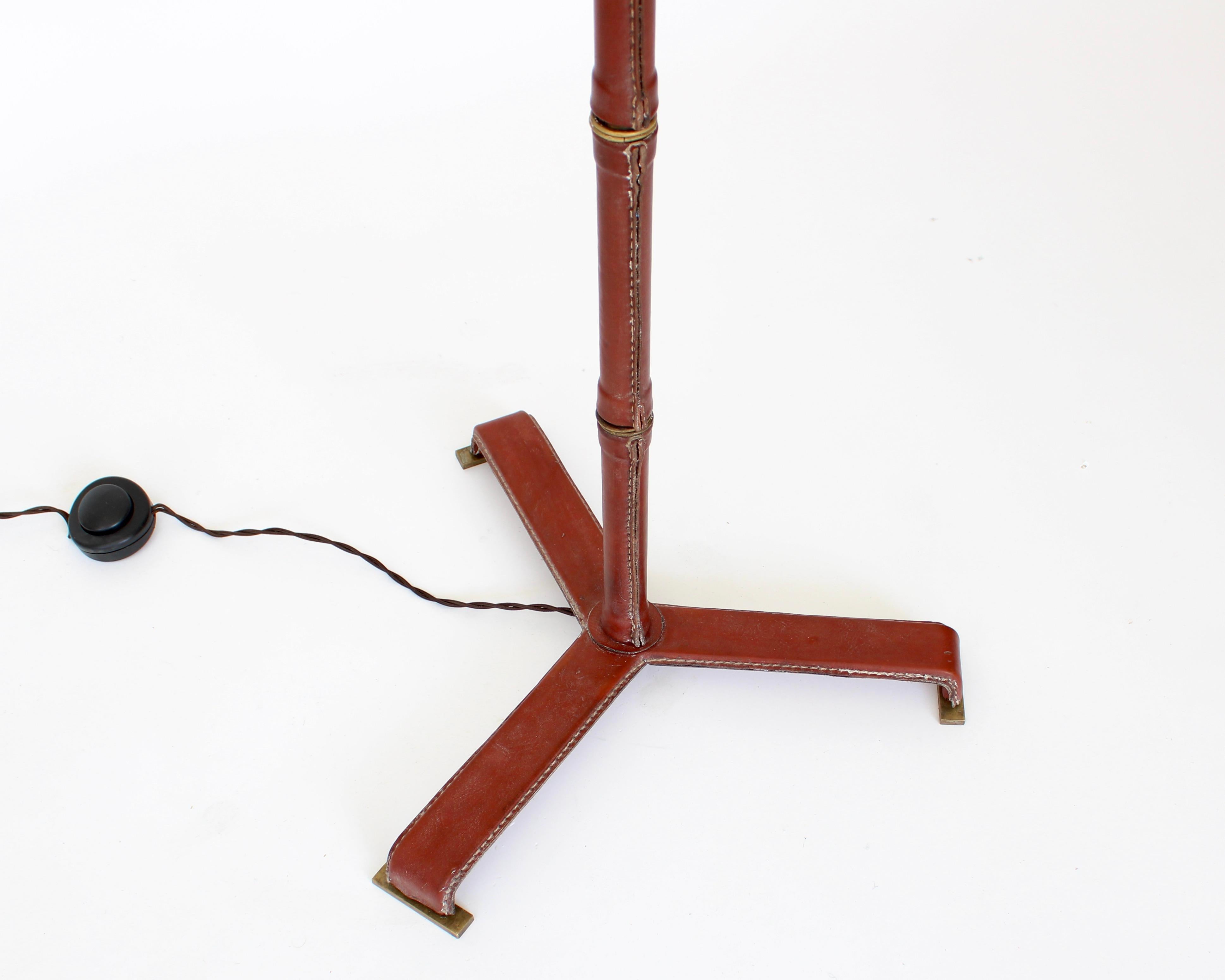 Jacques Adnet con piede in pelle e ottone e bronzo  Lampada da terra francese in vendita 10