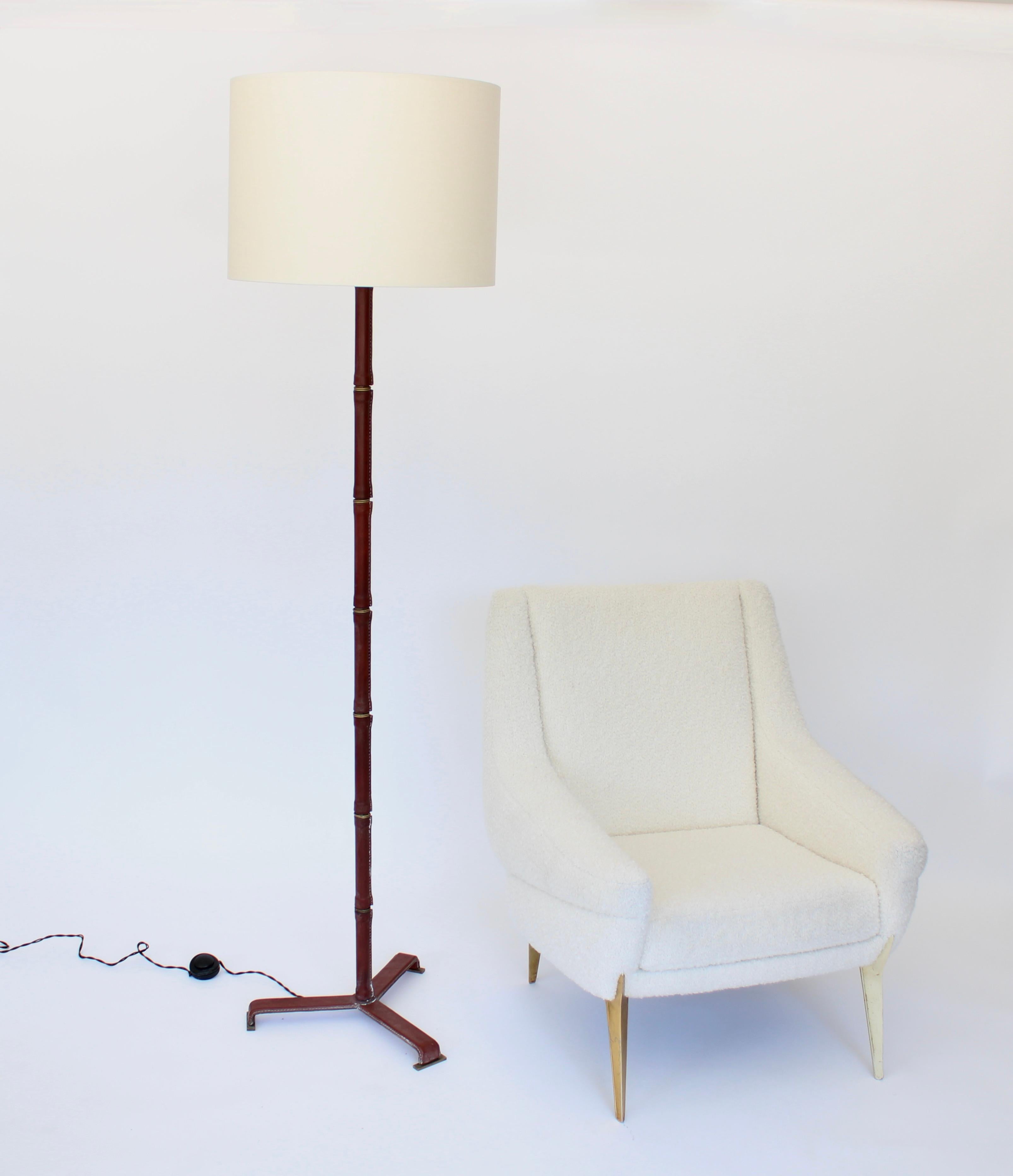 Mid-Century moderno Jacques Adnet con piede in pelle e ottone e bronzo  Lampada da terra francese in vendita