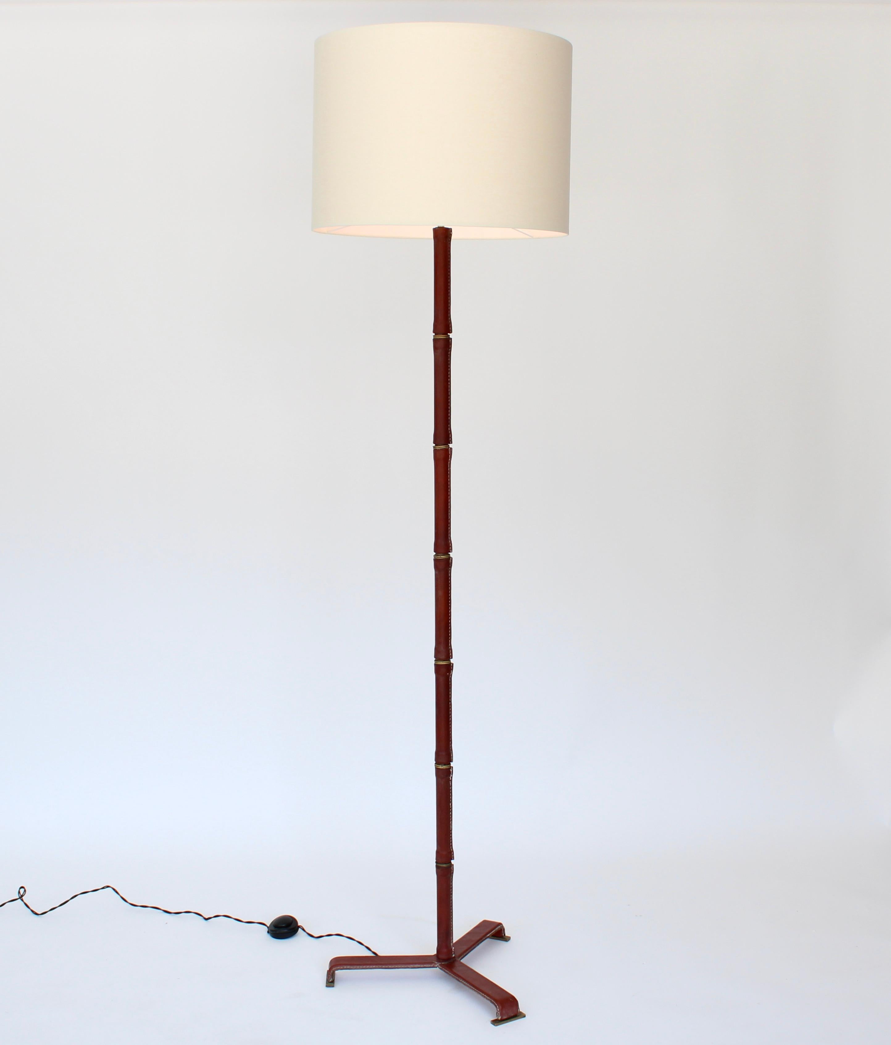 Francese Jacques Adnet con piede in pelle e ottone e bronzo  Lampada da terra francese in vendita
