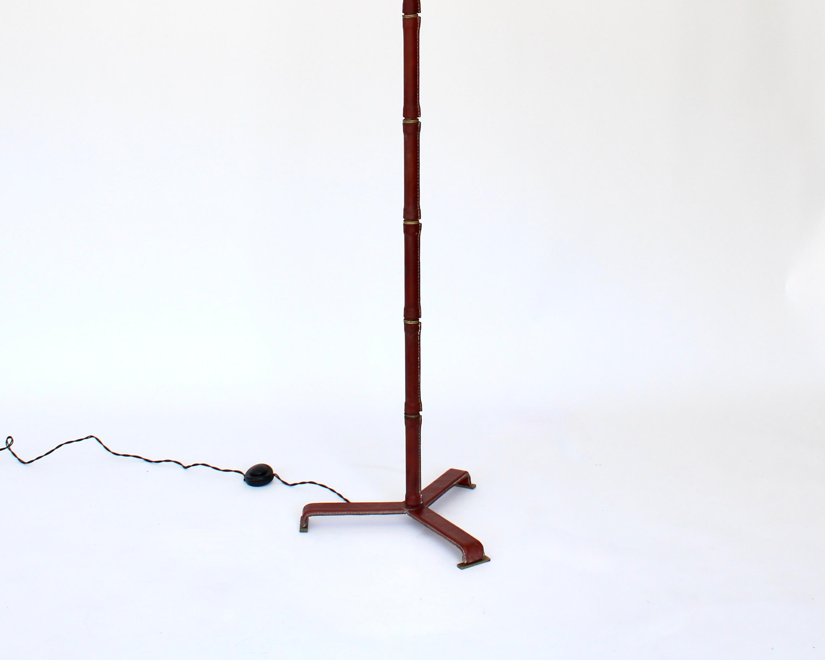 Jacques Adnet con piede in pelle e ottone e bronzo  Lampada da terra francese In condizioni buone in vendita a Chicago, IL