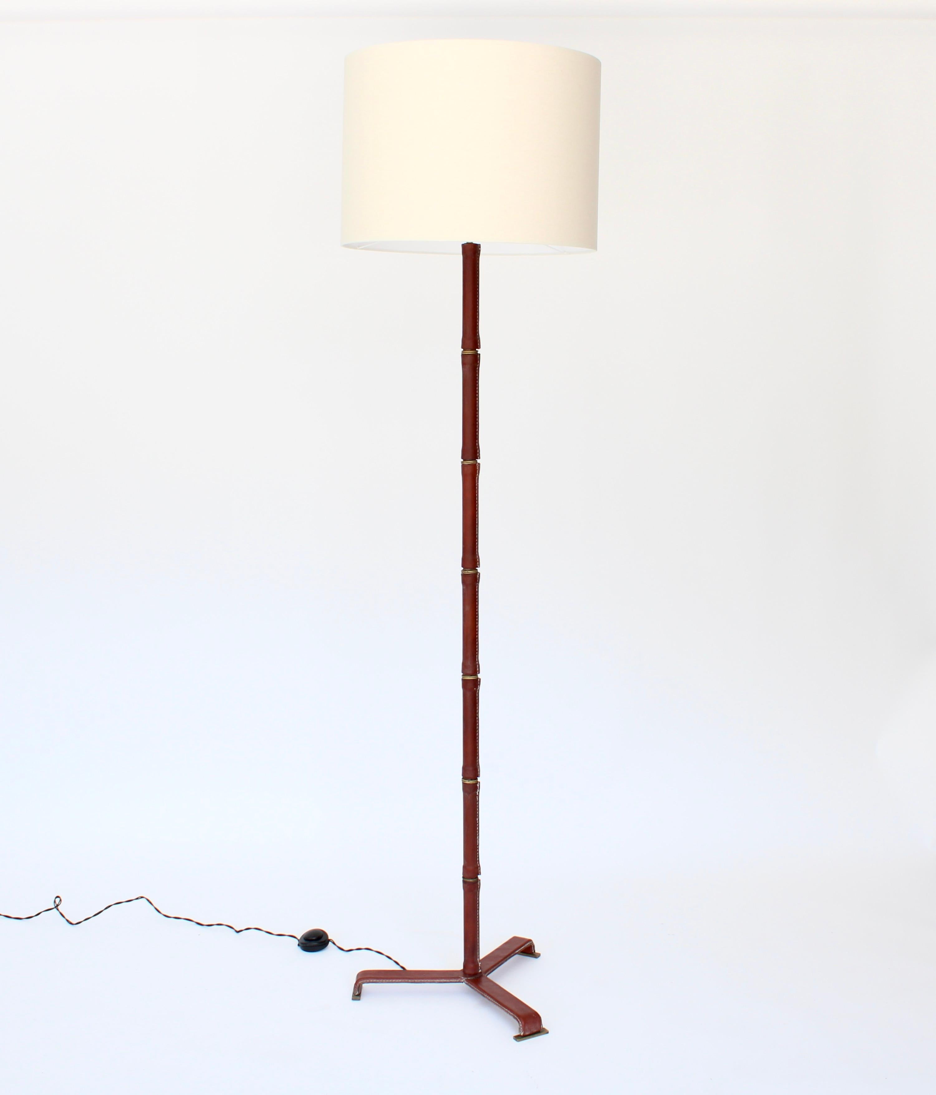 Metà XX secolo Jacques Adnet con piede in pelle e ottone e bronzo  Lampada da terra francese in vendita