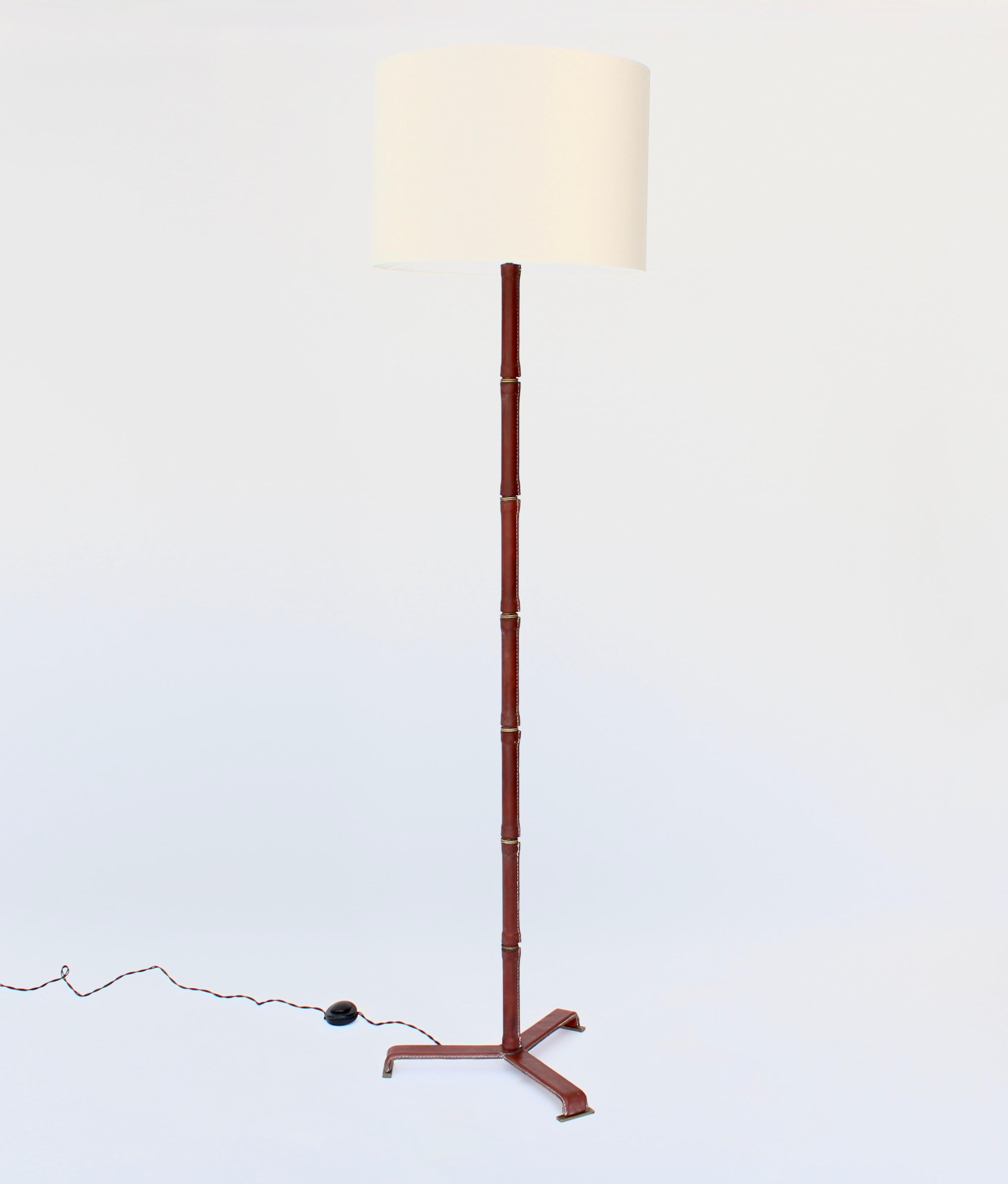 Ottone Jacques Adnet con piede in pelle e ottone e bronzo  Lampada da terra francese in vendita