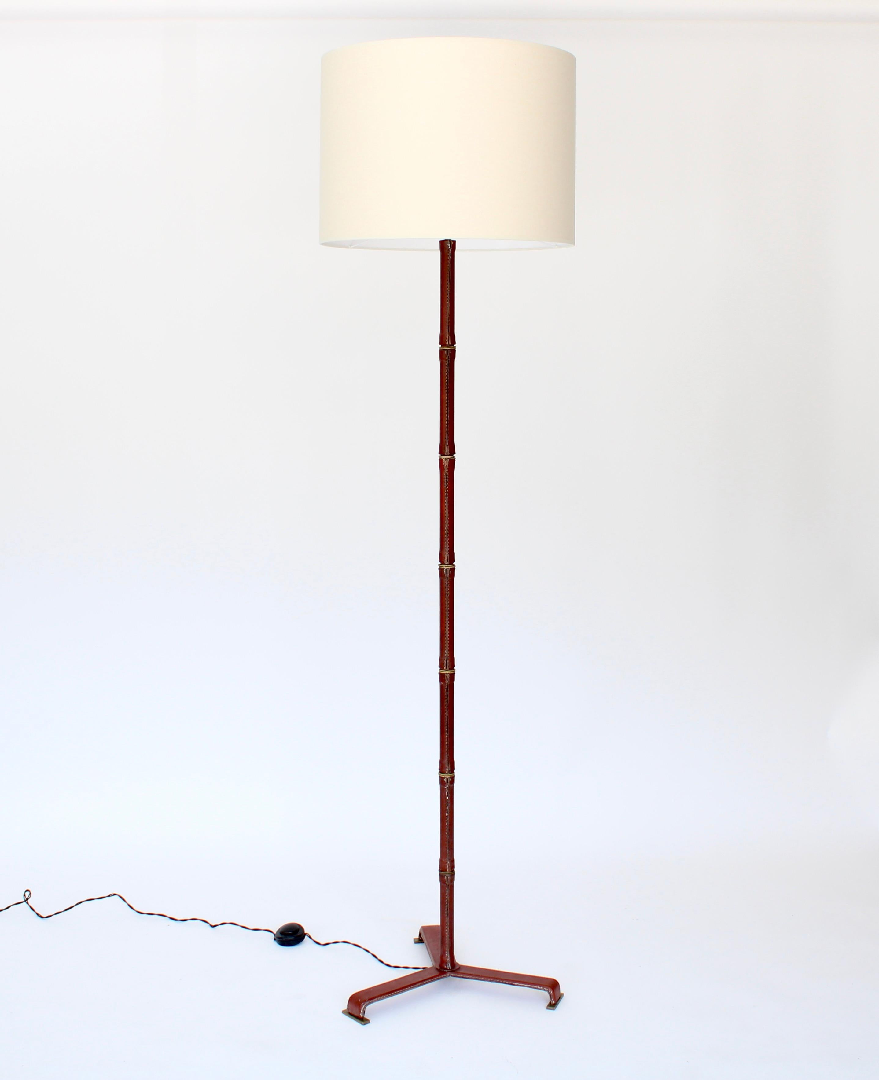 Jacques Adnet con piede in pelle e ottone e bronzo  Lampada da terra francese in vendita 1