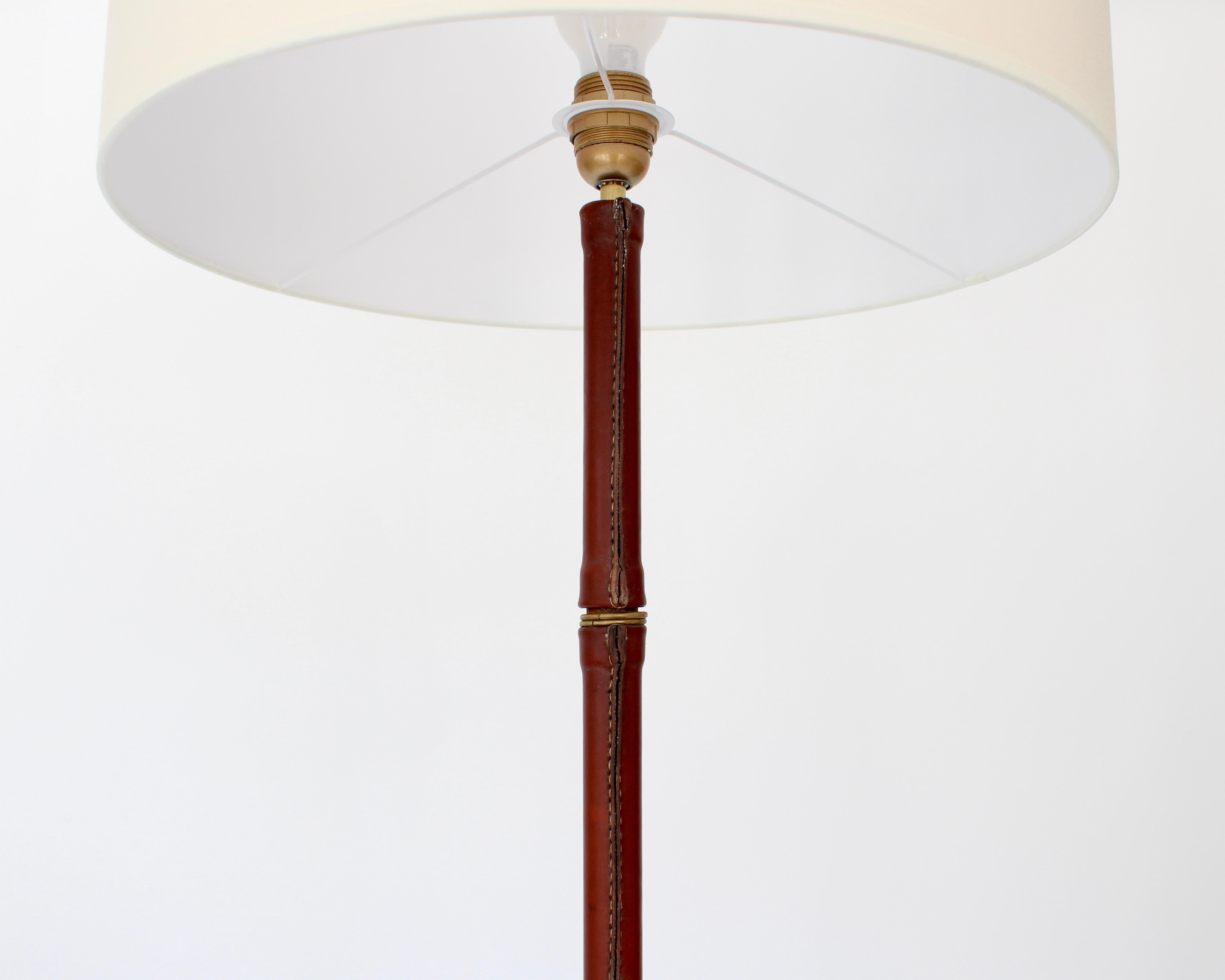 Jacques Adnet con piede in pelle e ottone e bronzo  Lampada da terra francese in vendita 2