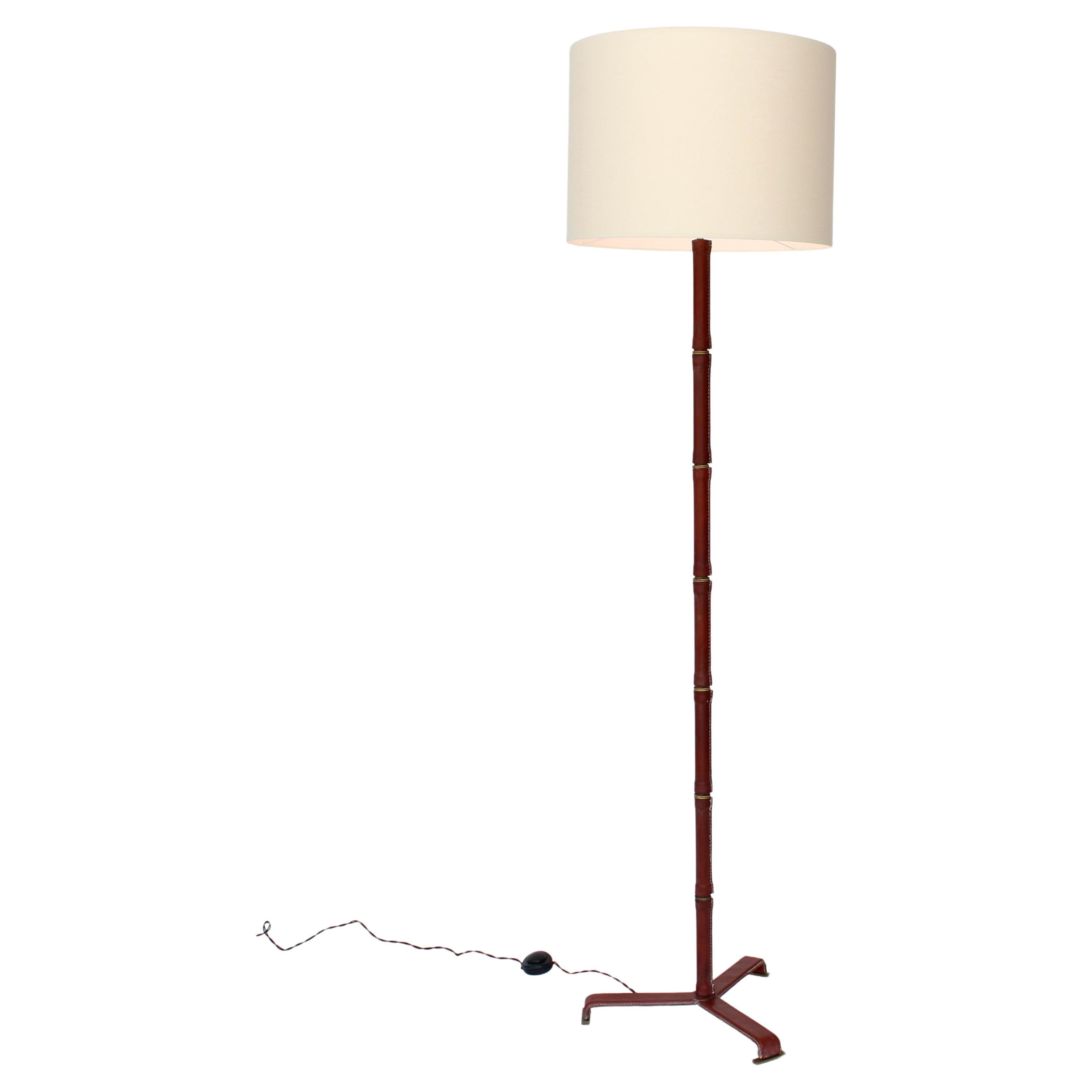 Jacques Adnet con piede in pelle e ottone e bronzo  Lampada da terra francese