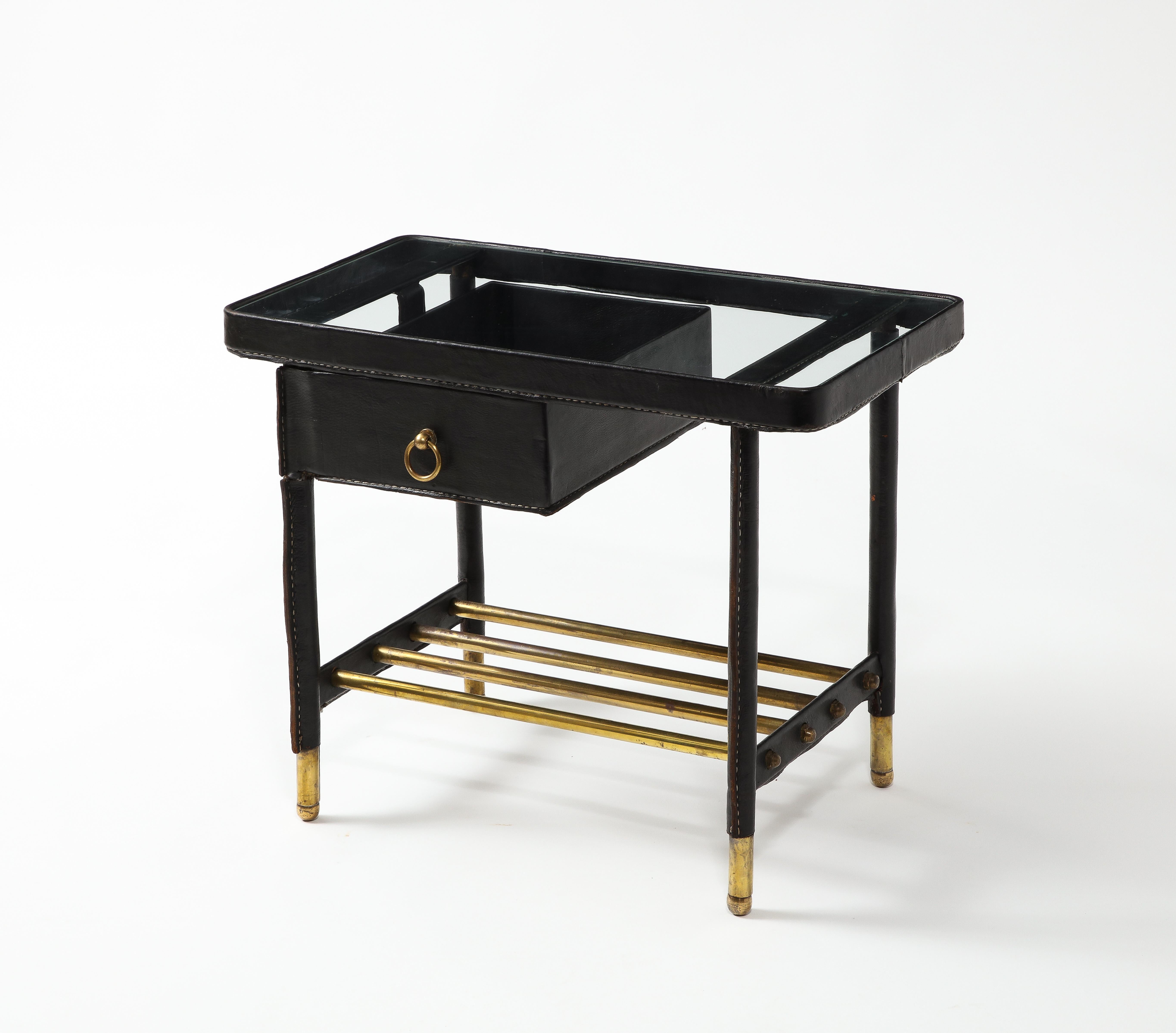Mid-Century Modern Table d'appoint Jacques Adnet en cuir et laiton, France, années 1950 en vente