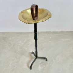 Cendrier de sol en cuir et laiton Jacques Adnet, années 1950 France