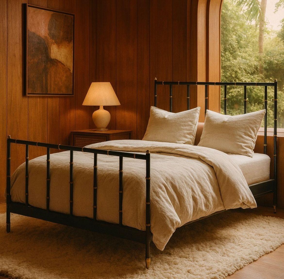 Cadre de lit grande taille Jacques Adnet en cuir et laiton, France, 1950 en vente 2