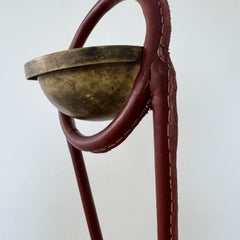 Cendrier sur pied en cuir et laiton de Jacques Adnet, France, années 1950