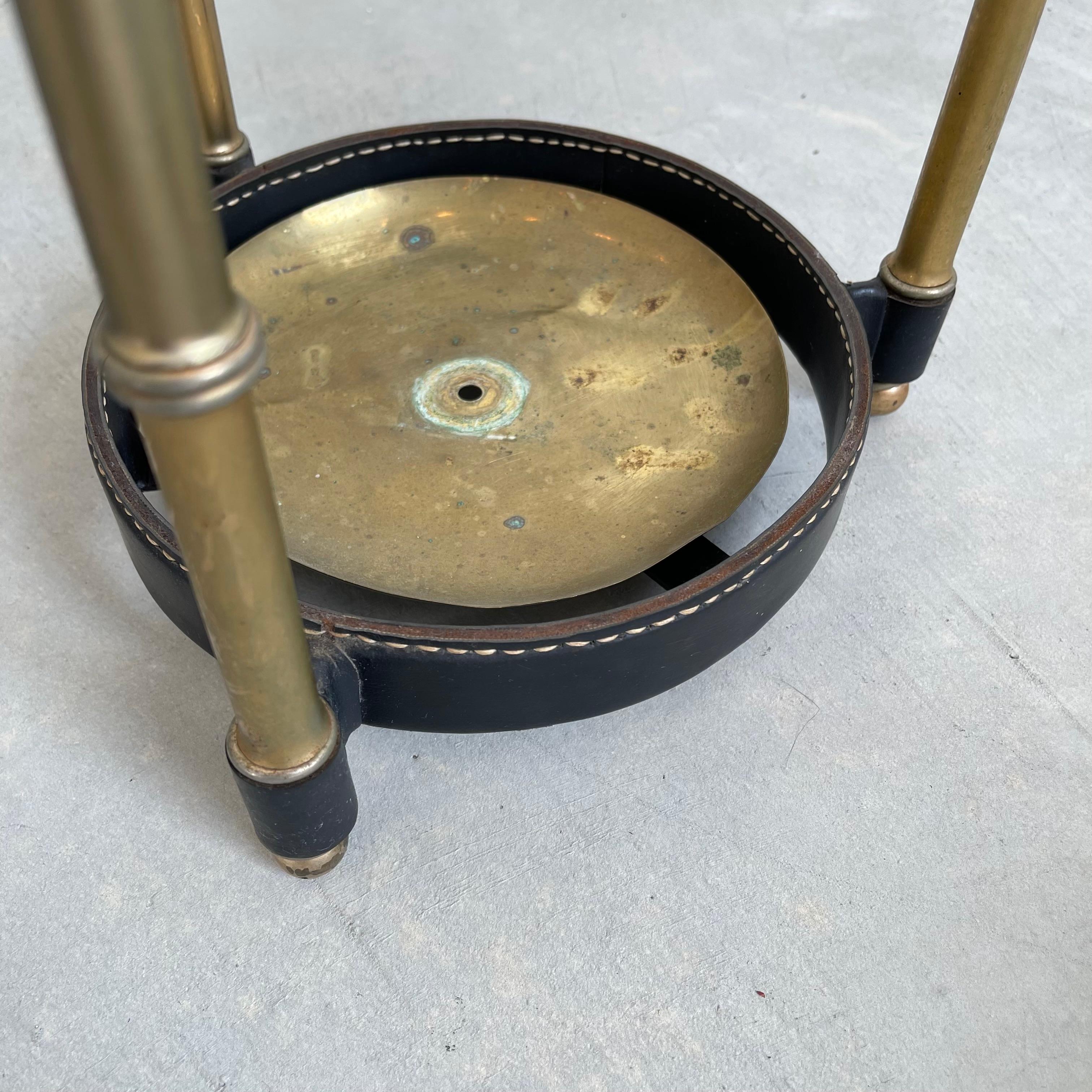 Porte-parapluies Jacques Adnet en cuir et laiton, annes 1950 en vente 1