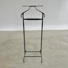 Valet en cuir et laiton de Jacques Adnet, France, années 1950