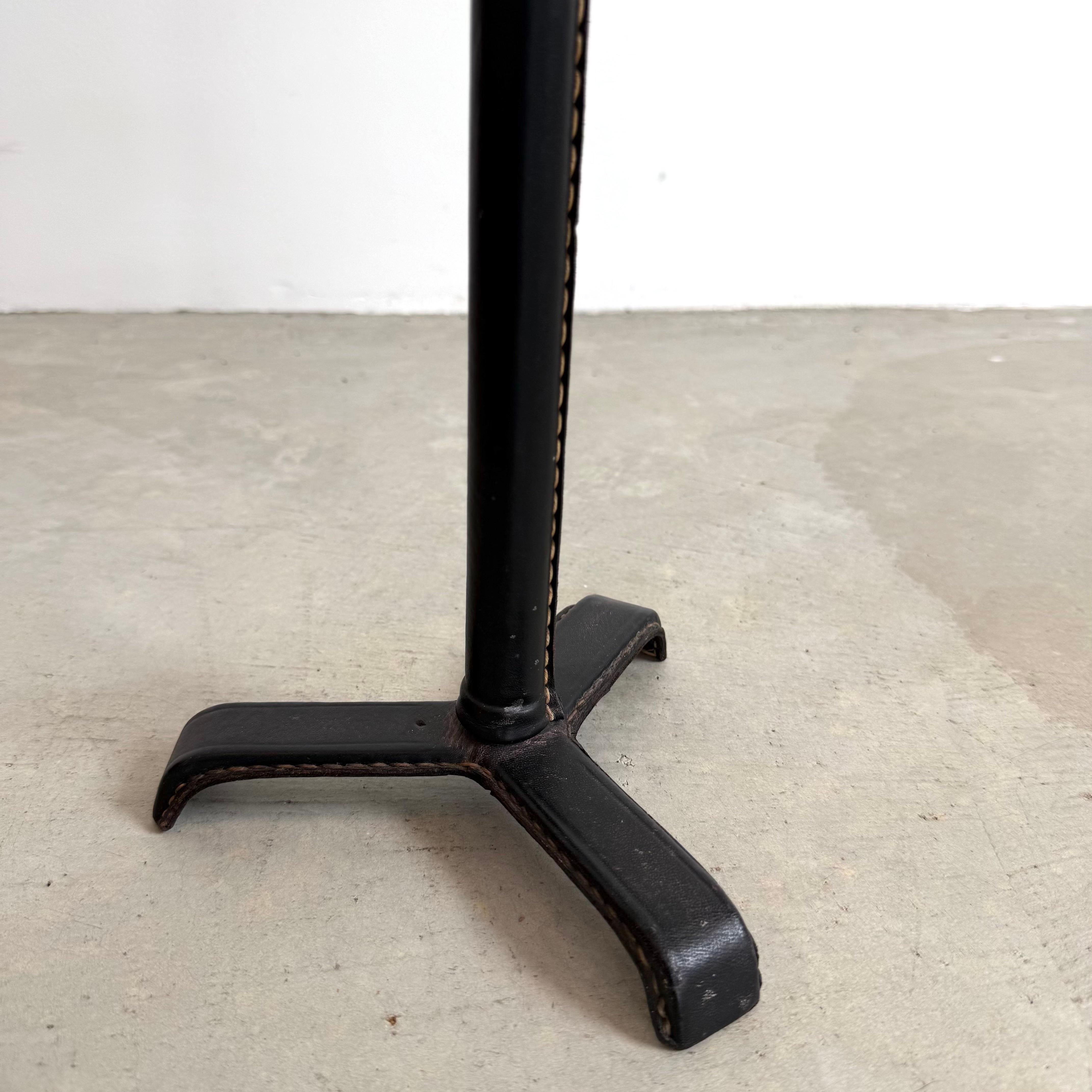 Jacques Adnet Table Cocktail Cuir et Verre, 1950 France en vente 5