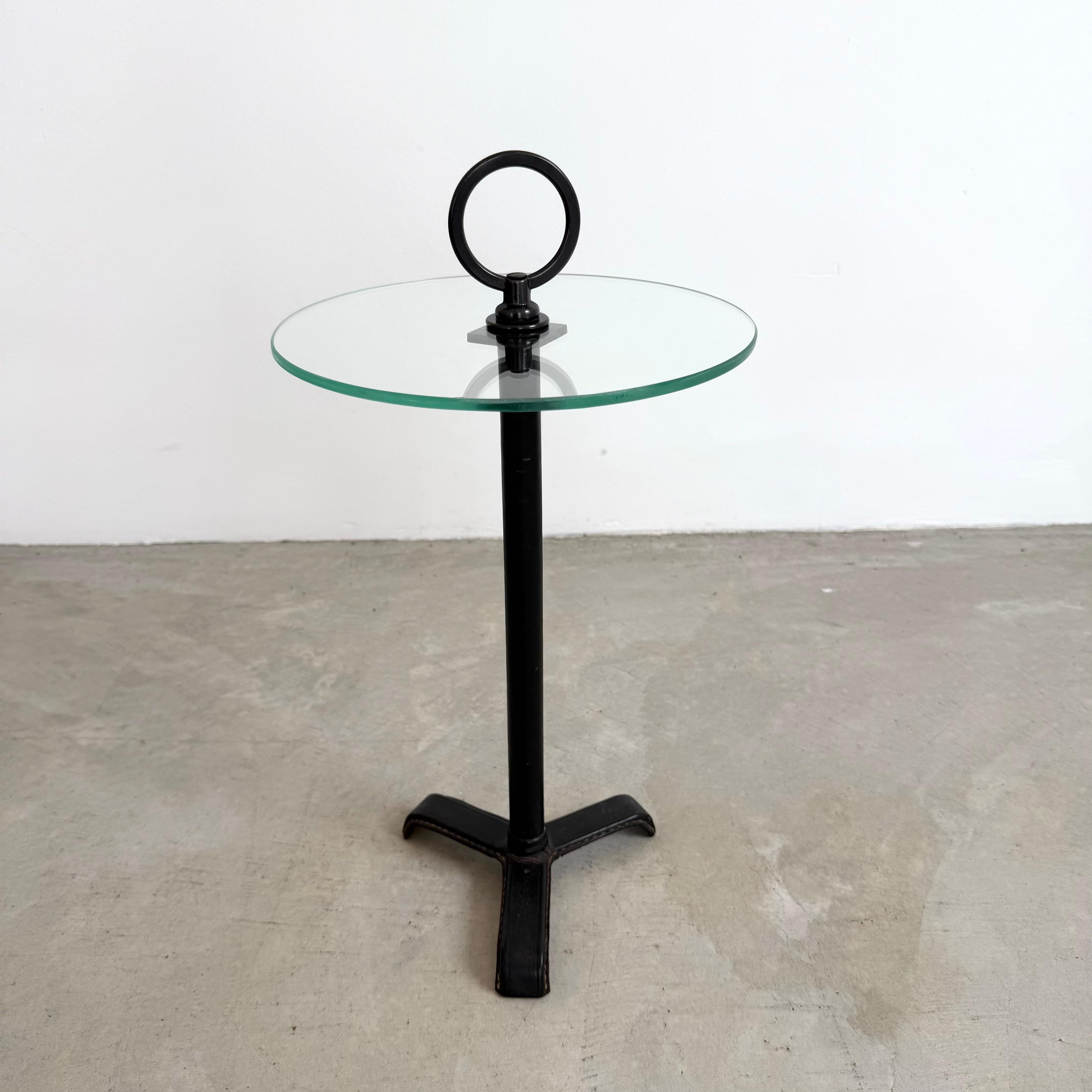 Français Jacques Adnet Table Cocktail Cuir et Verre, 1950 France en vente