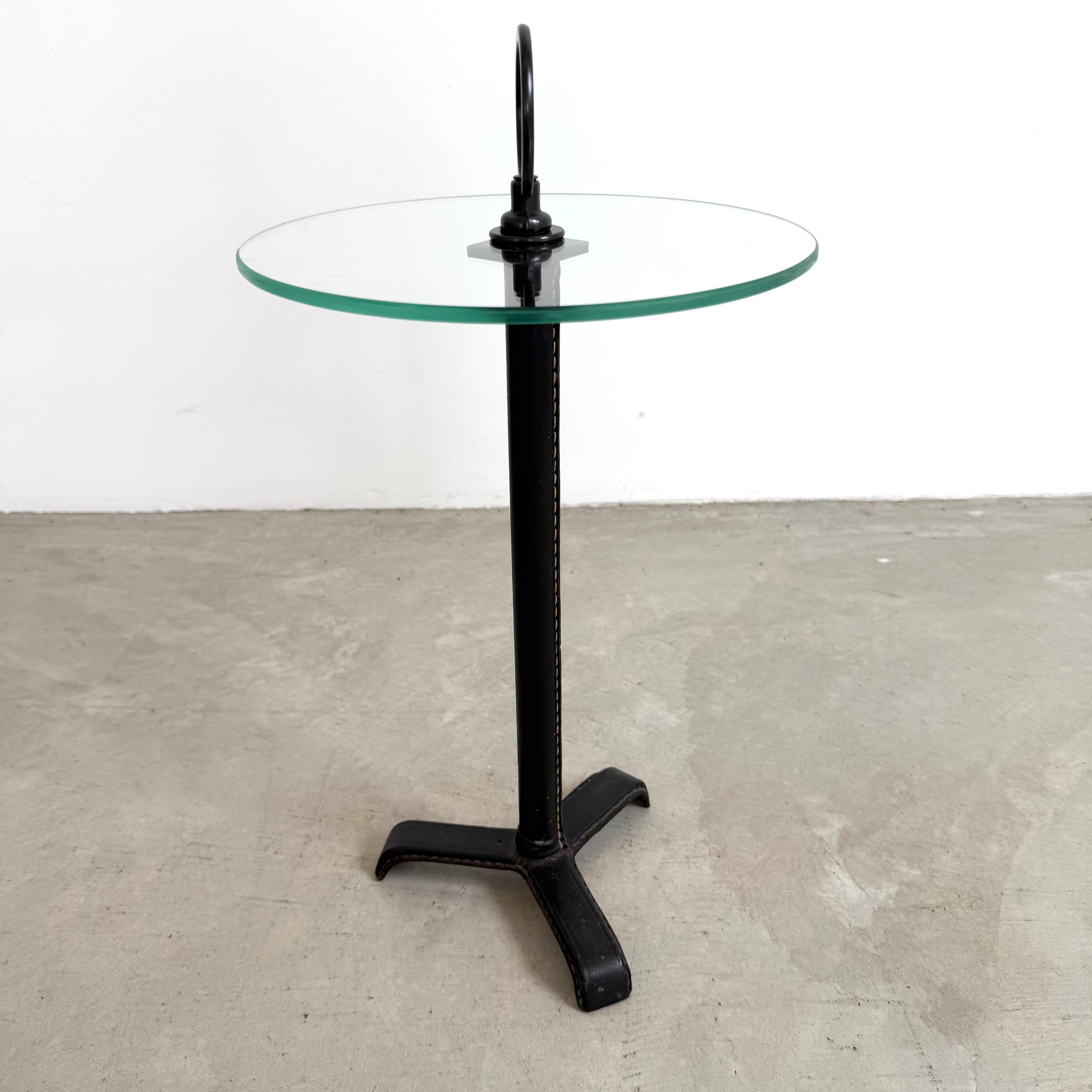 Jacques Adnet Table Cocktail Cuir et Verre, 1950 France Bon état - En vente à Los Angeles, CA