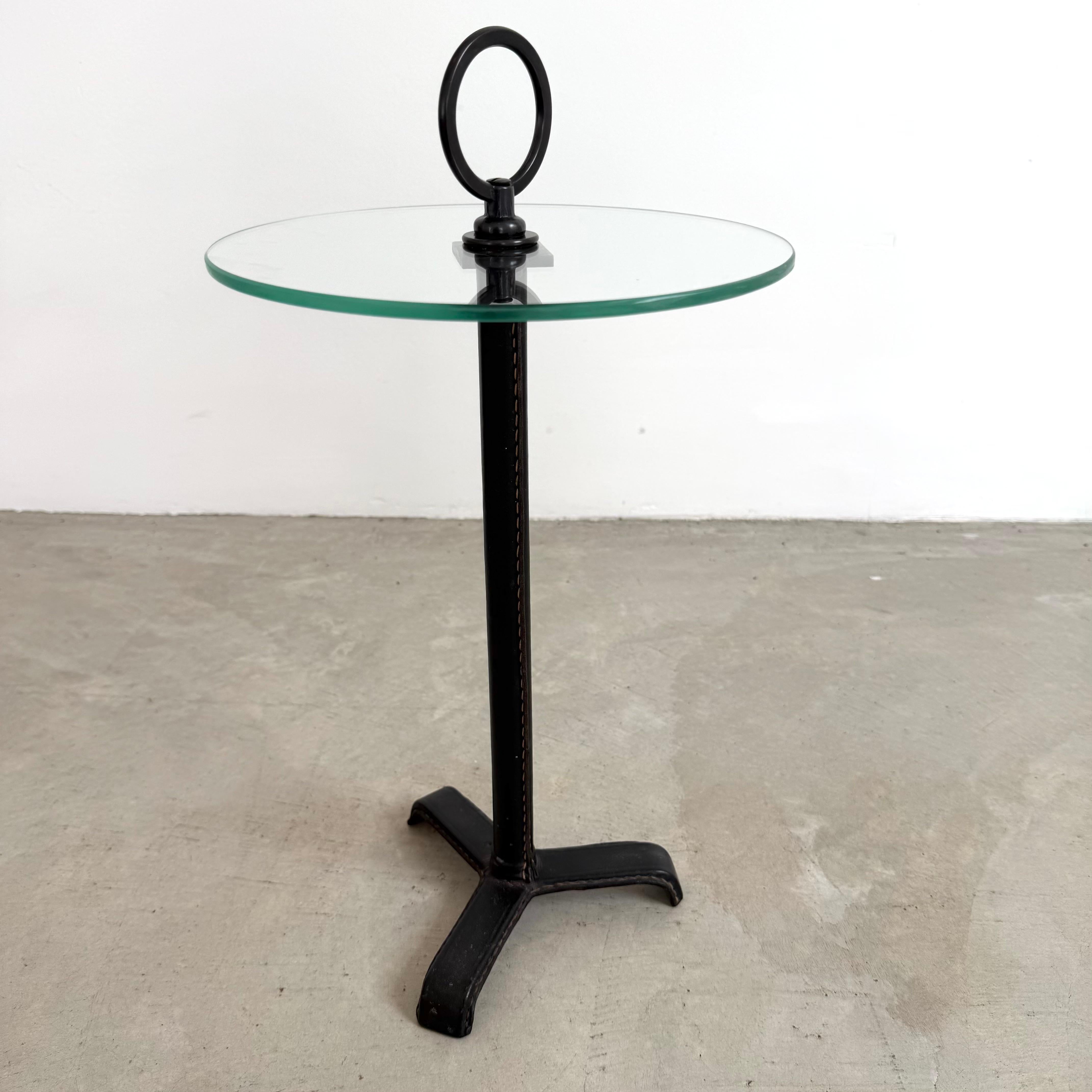 Milieu du XXe siècle Jacques Adnet Table Cocktail Cuir et Verre, 1950 France en vente