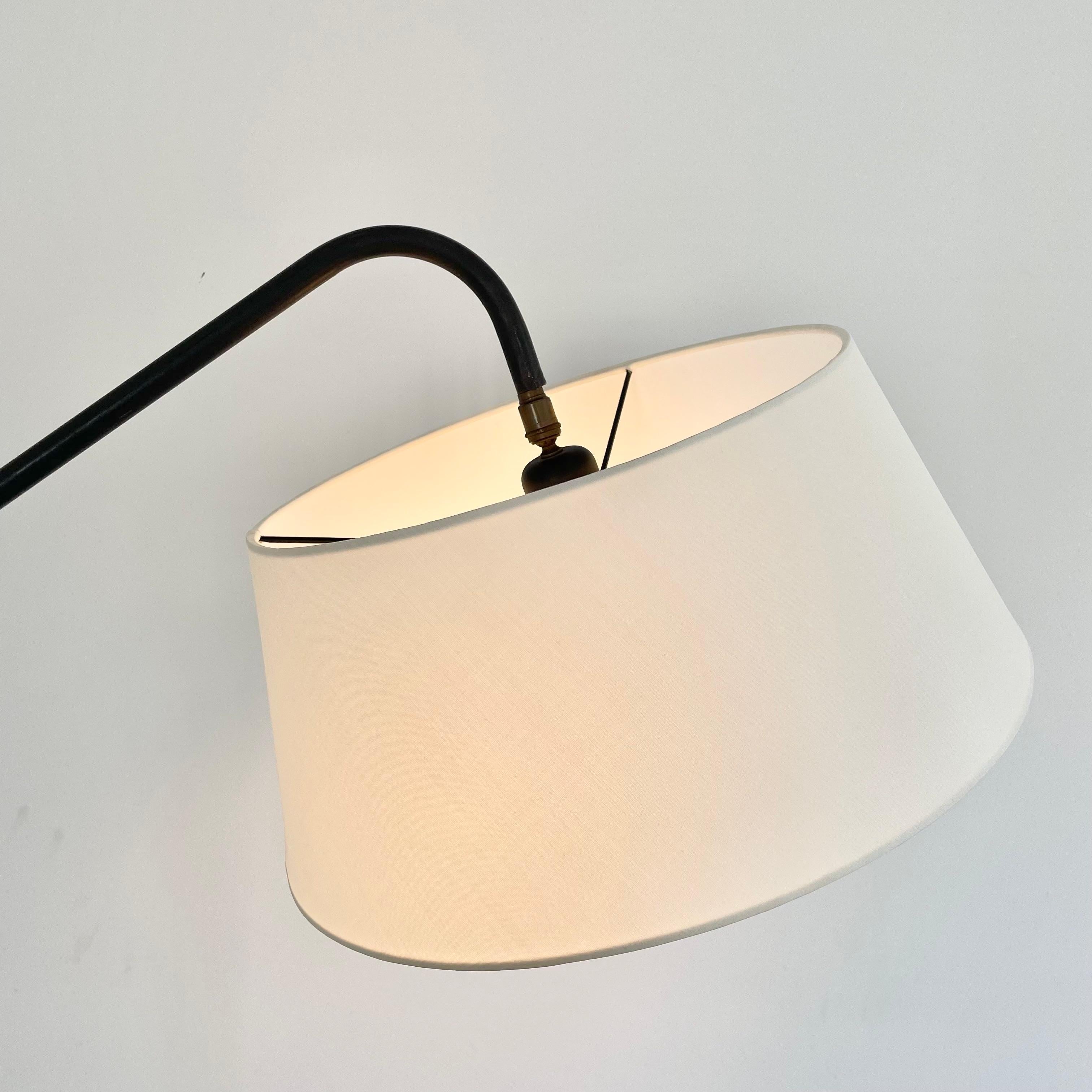 Cuir Lampadaire Jacques Adnet en cuir et fer en vente