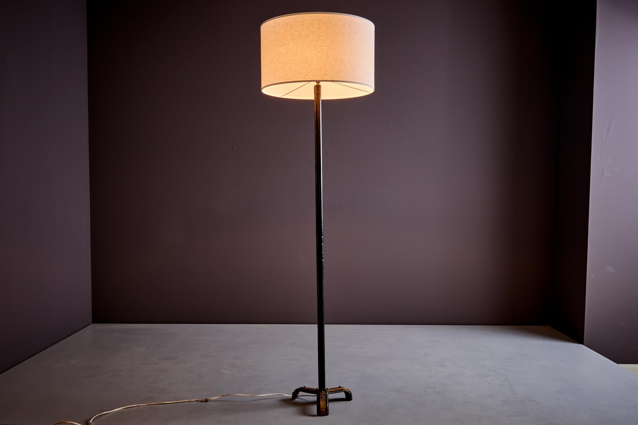 Jacques Adnet Stehlampe aus Leder und Metall, Frankreich – 1950er Jahre im Angebot 1