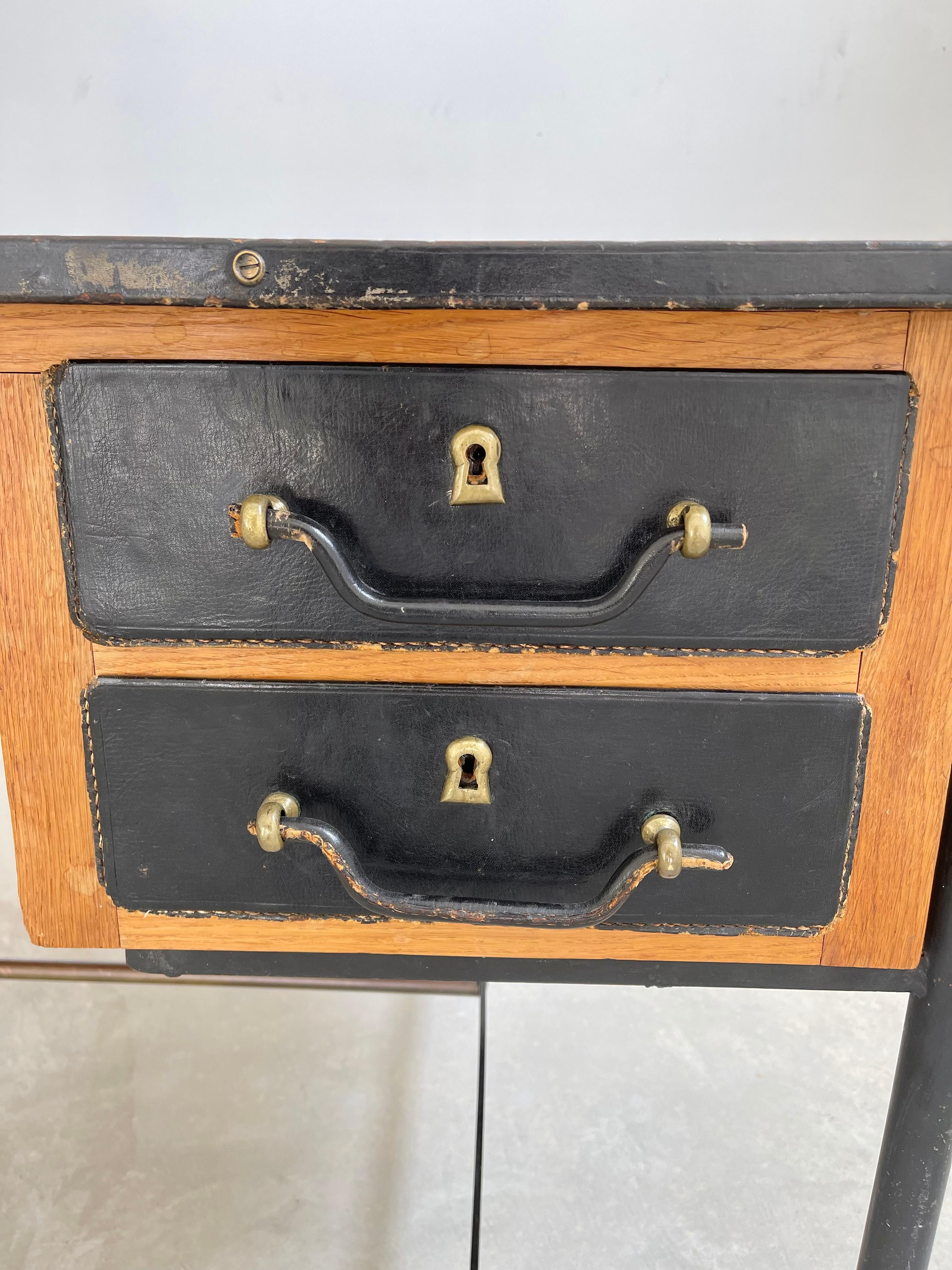 Escritorio Jacques Adnet de cuero y roble, años 50 Francia en venta 4