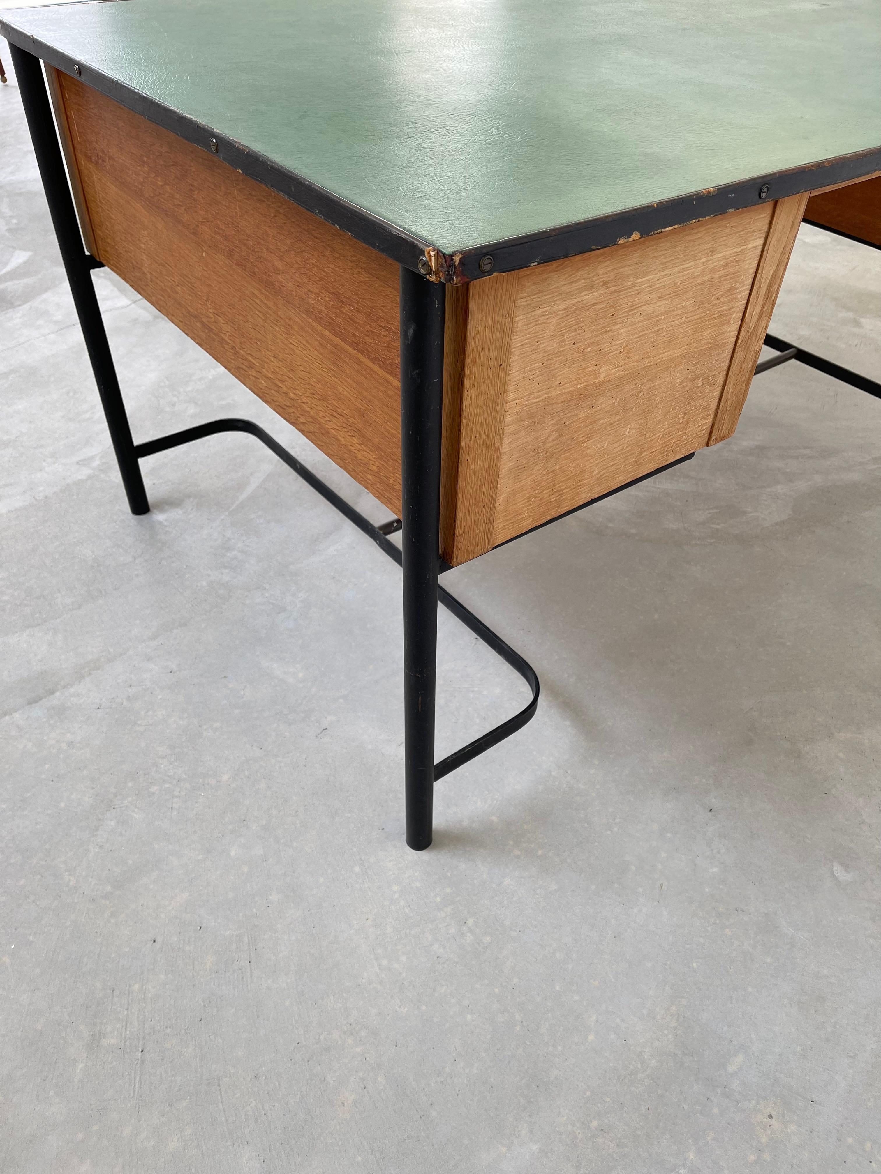 Escritorio Jacques Adnet de cuero y roble, años 50 Francia en venta 5
