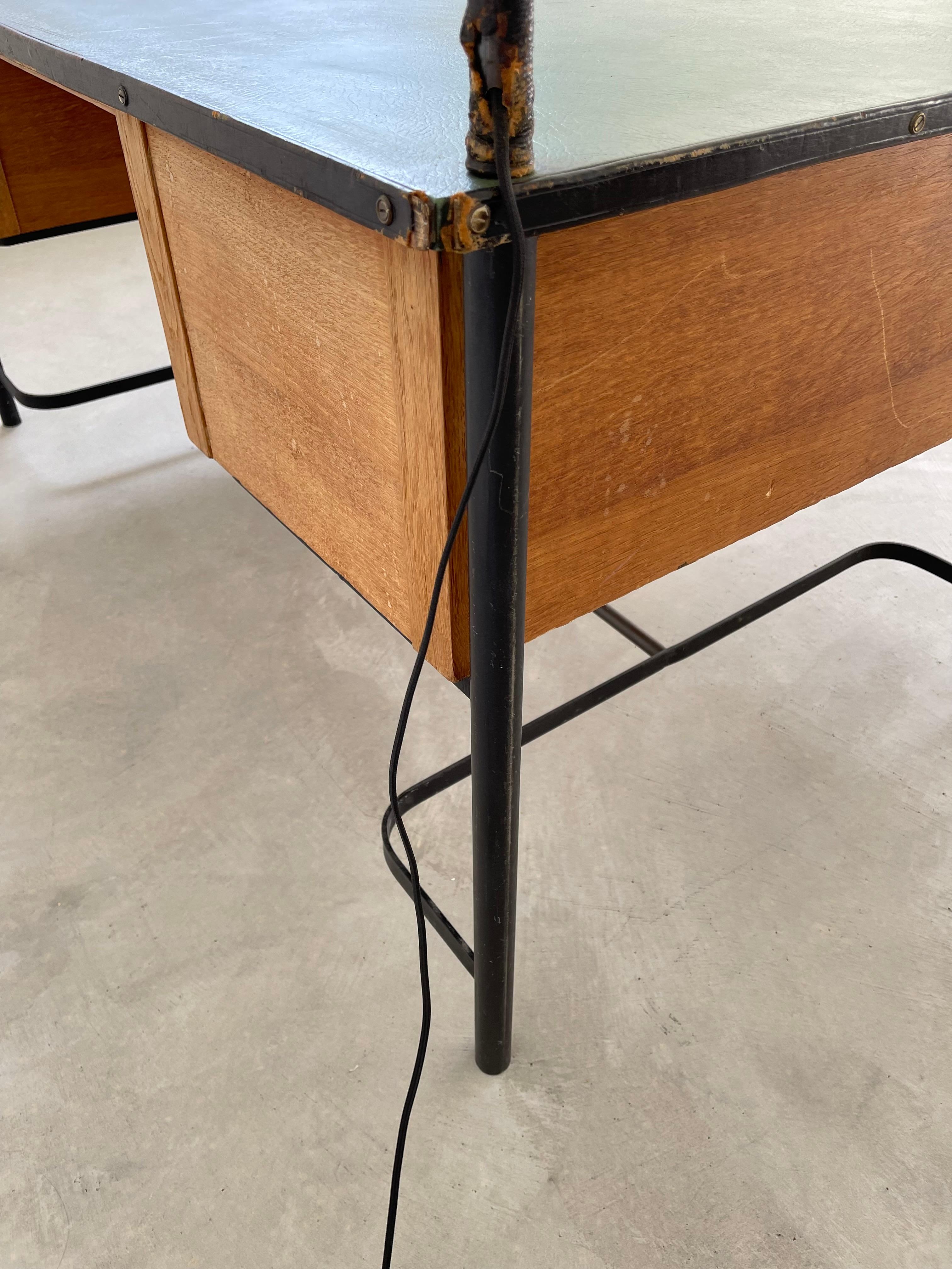 Escritorio Jacques Adnet de cuero y roble, años 50 Francia en venta 7