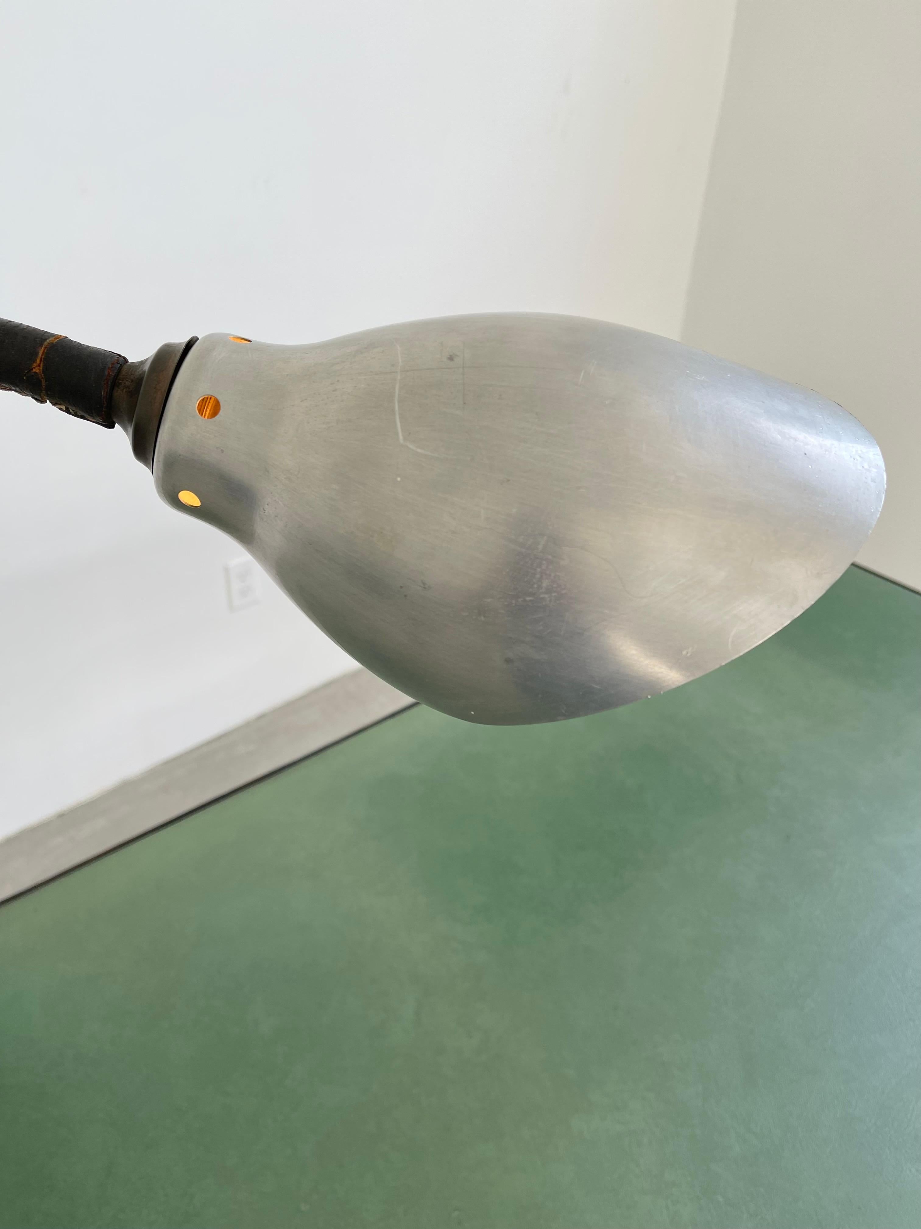 Escritorio Jacques Adnet de cuero y roble, años 50 Francia en venta 8
