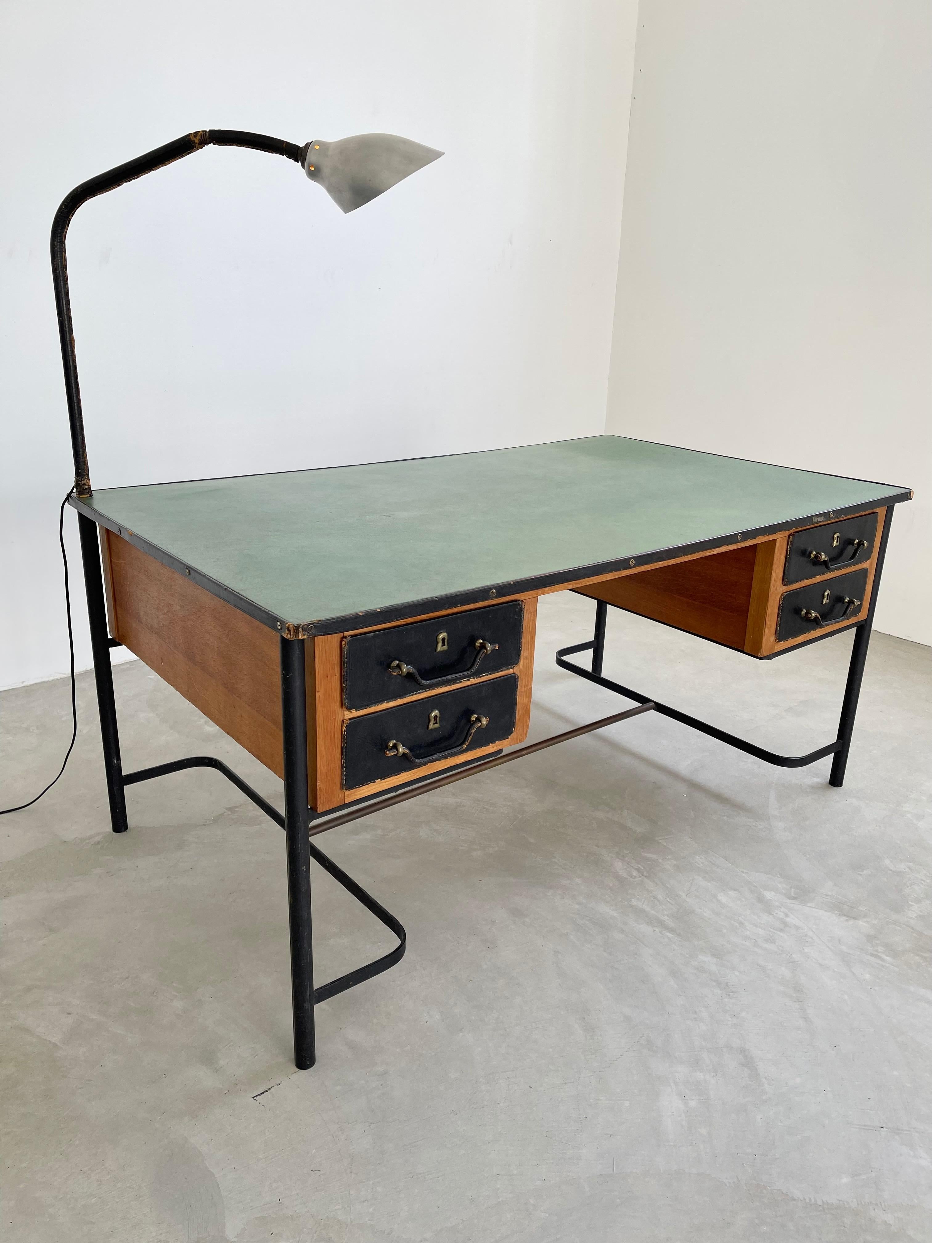 Escritorio Jacques Adnet de cuero y roble, años 50 Francia Art Decó en venta