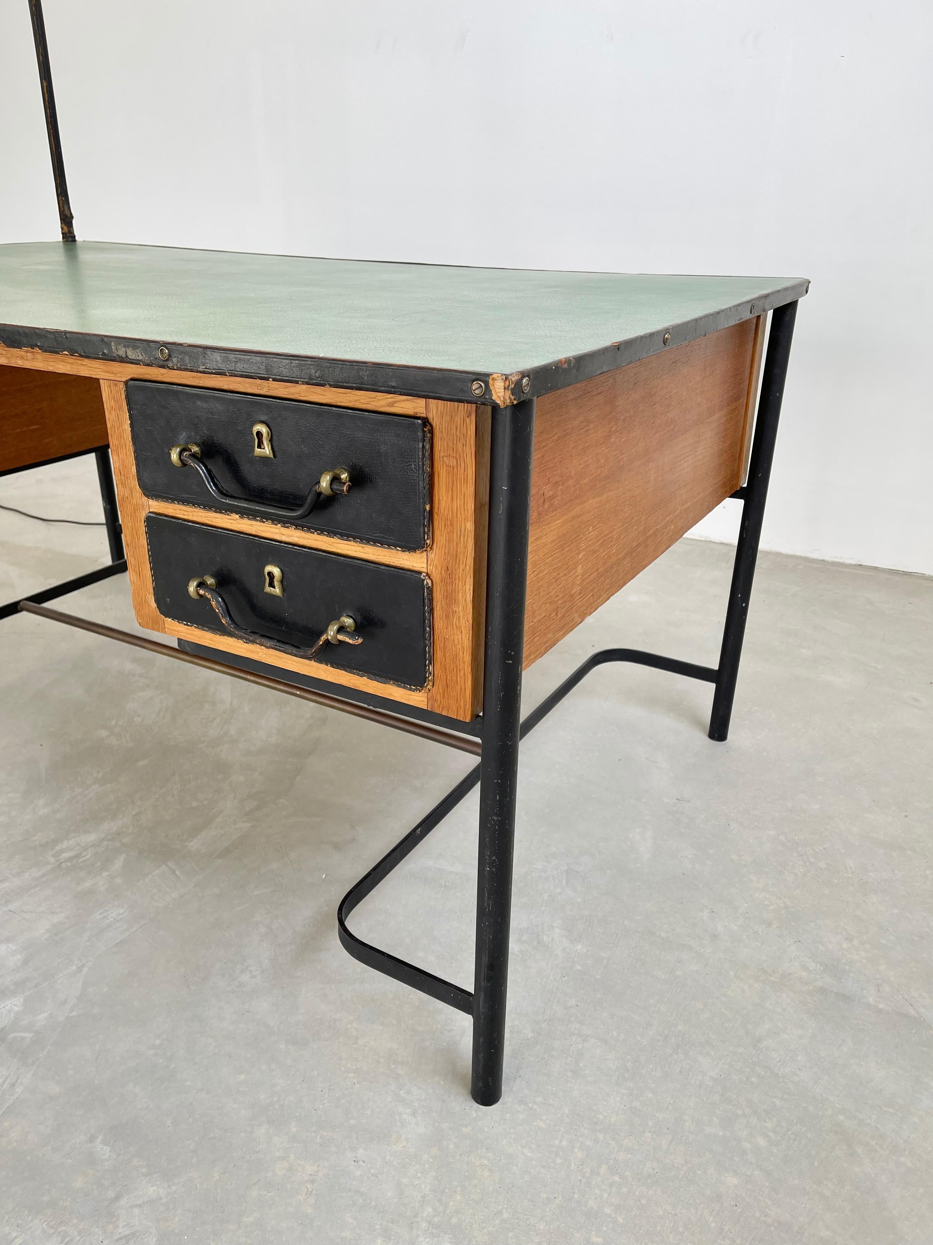 Jacques Adnet Schreibtisch aus Leder und Eiche, 1950er Jahre Frankreich im Zustand „Gut“ im Angebot in Los Angeles, CA