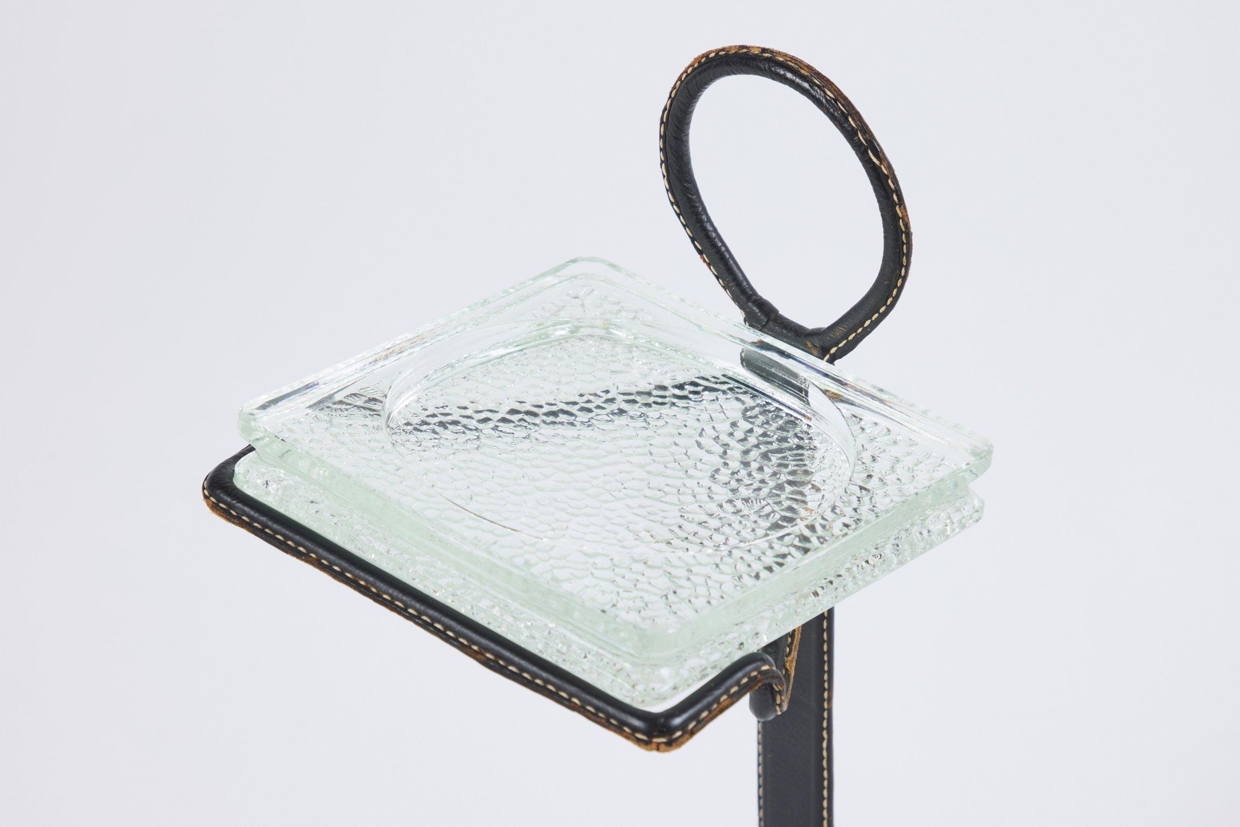 Cendrier en verre sur pied en cuir. Il s'agit d'une œuvre française du célèbre designer Jacques Adnet. Vers les années 1940. Dimensions : 9 