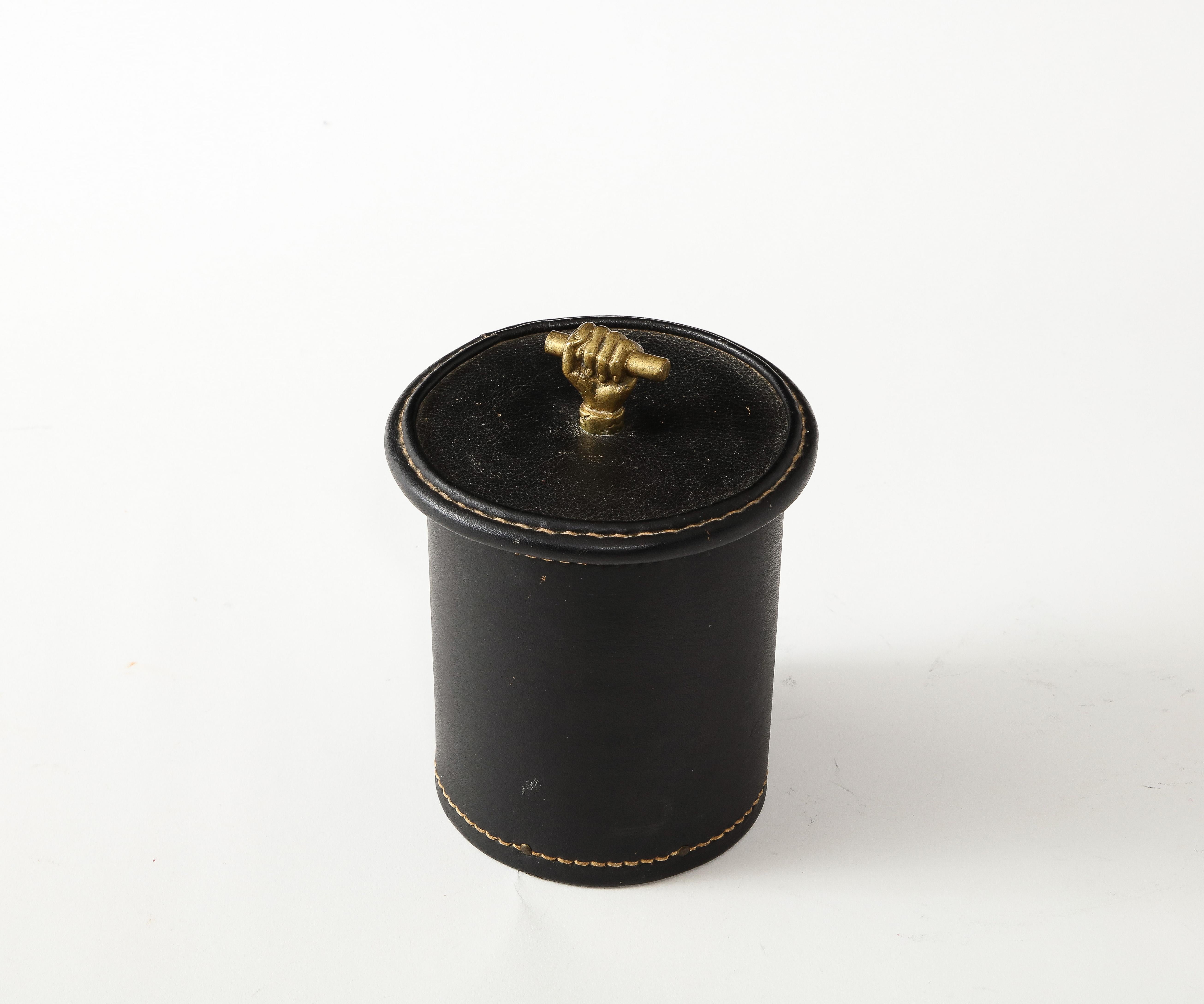Elegant box in stitched leather, the body is wrapped and folded on a seam, the lid is equipped with a whimsical 
