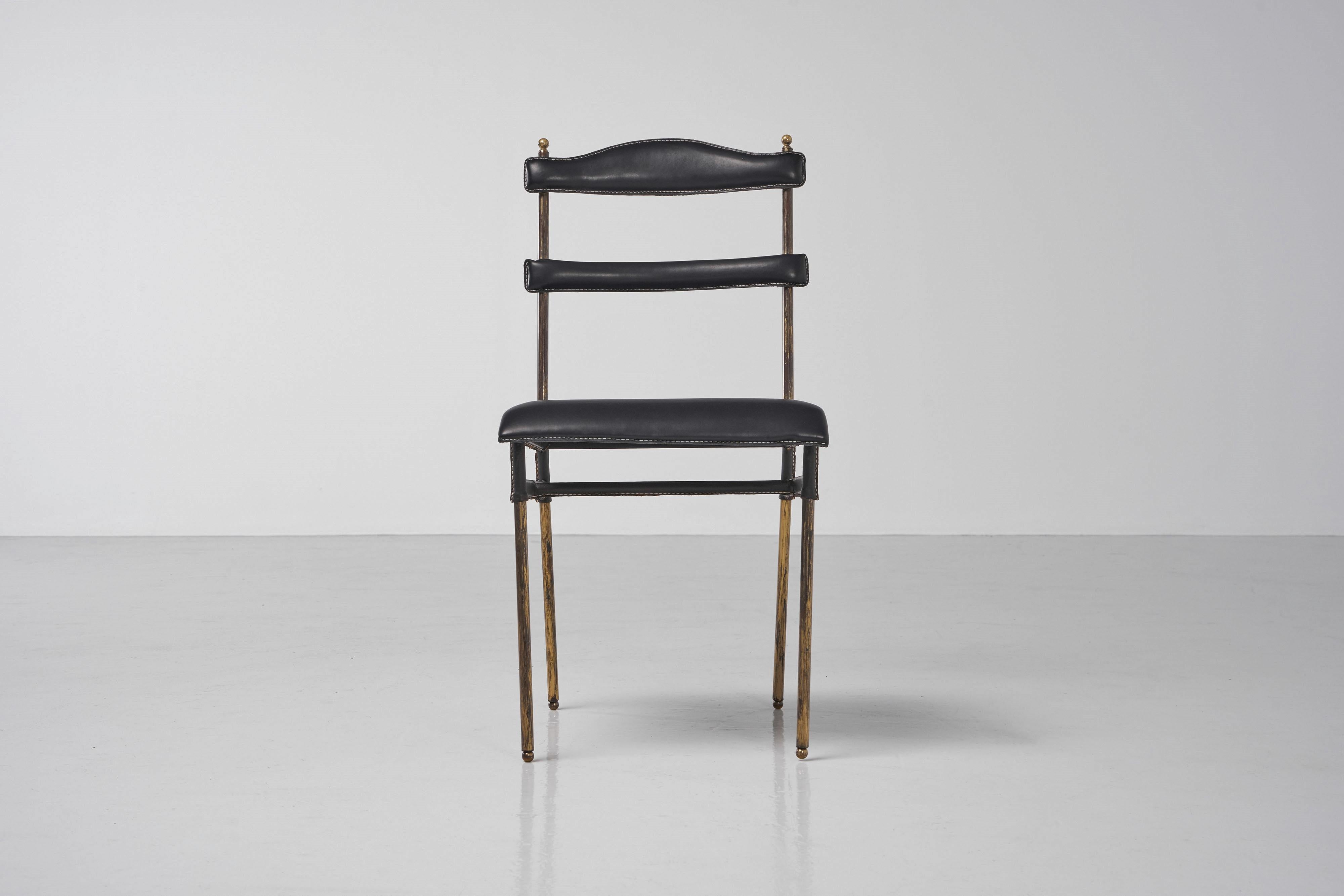 Schöner Beistellstuhl aus Leder und Messing, entworfen von Jacques Adnet und hergestellt von Ateliers Jacques Adnet, Frankreich 1950er Jahre. Dieser super elegant geformte und super hochwertige Beistellstuhl hat ein Gestell mit Messingstruktur, das