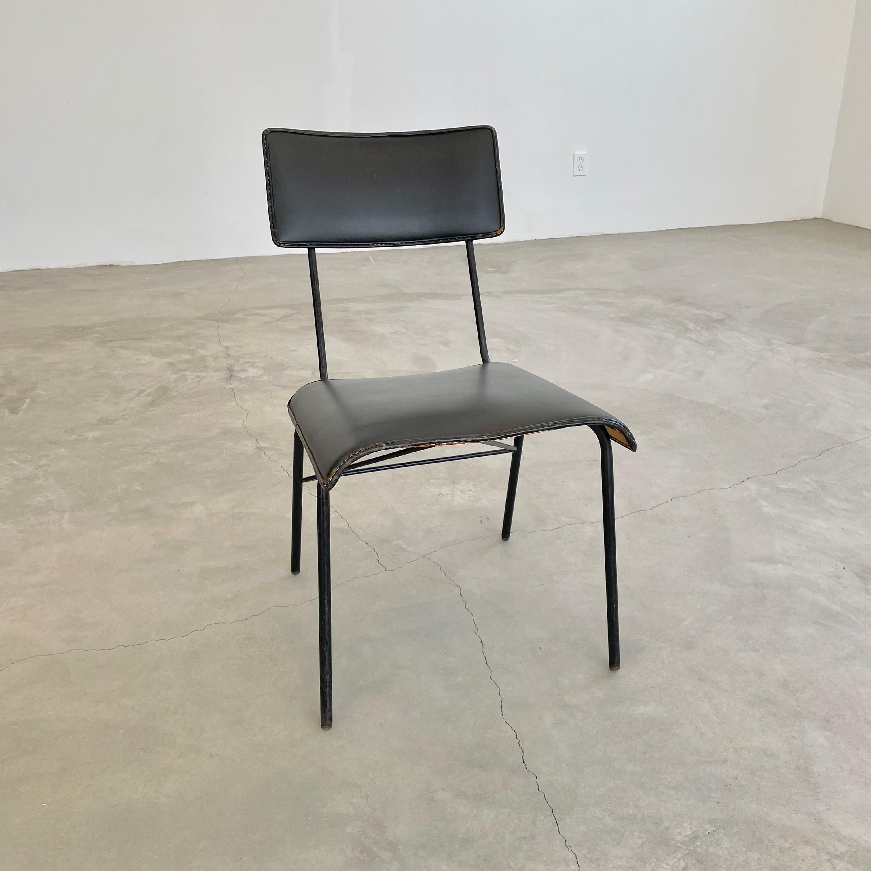 Wunderschöner Stuhl des französischen Designers Jacques Adnet. Schwarzes Eisengestell mit schwarzem Sitz und Rückenlehne aus Leder. Der Stuhl steht auf Messingfüßen und hat eine dreieckige Stütze unter dem Sitz, die an den hinteren Beinen und dem