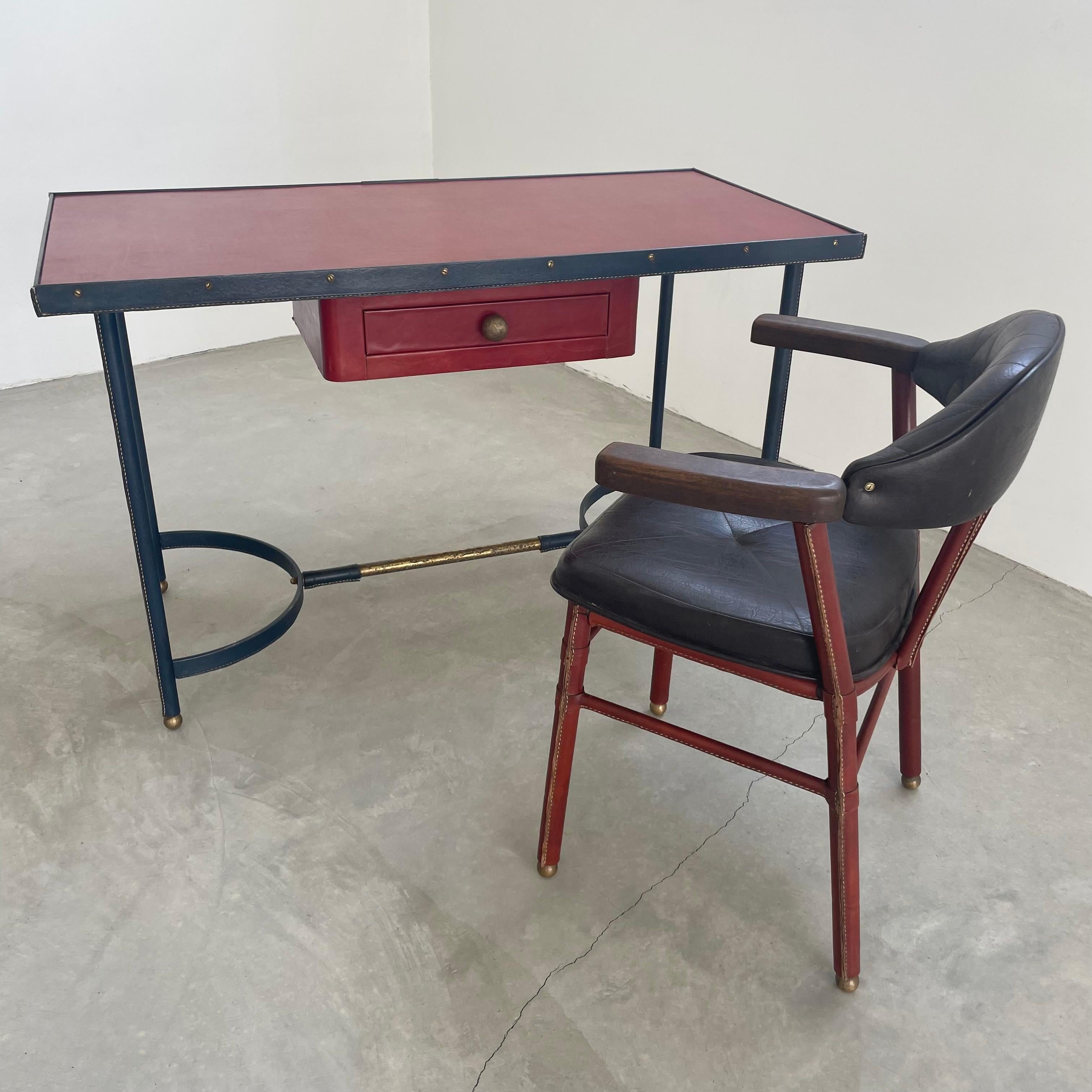 Jacques Adnet Leder-Schreibtisch und Stuhl, 1950er Jahre, Frankreich (Handgefertigt) im Angebot