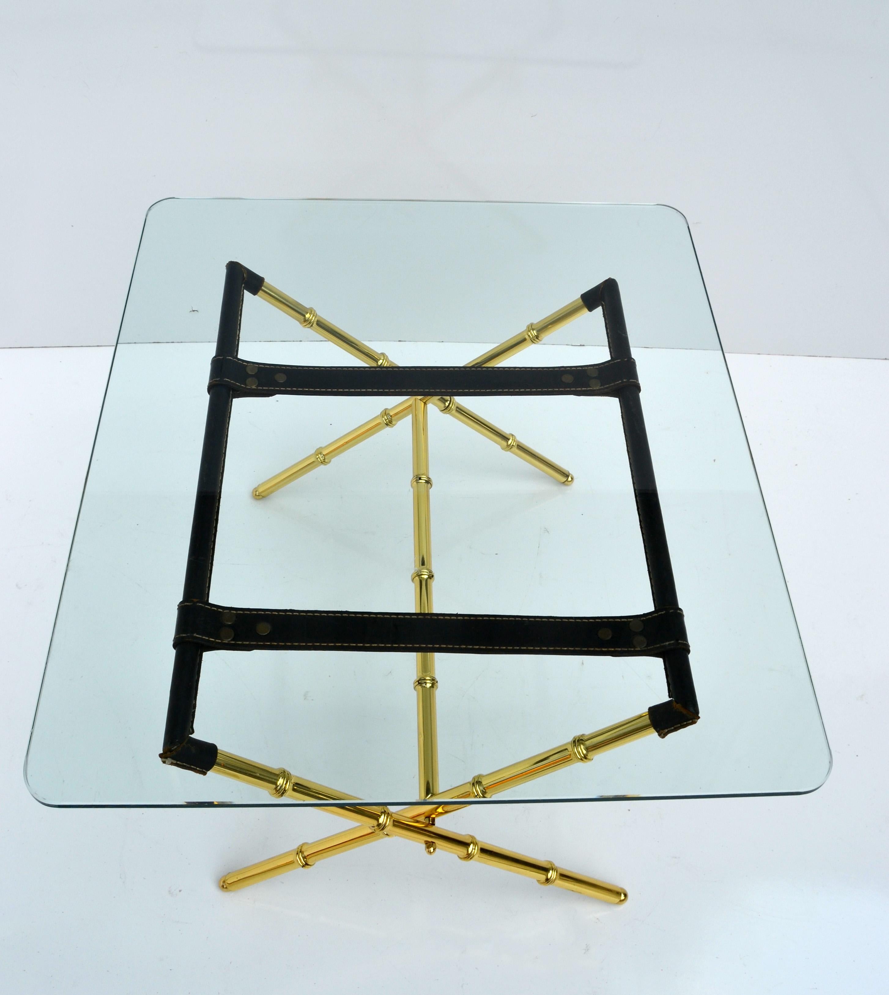 Table basse pliante Jacques Adnet en cuir et laiton imitation bambou avec base en X et plateau en verre en vente 7
