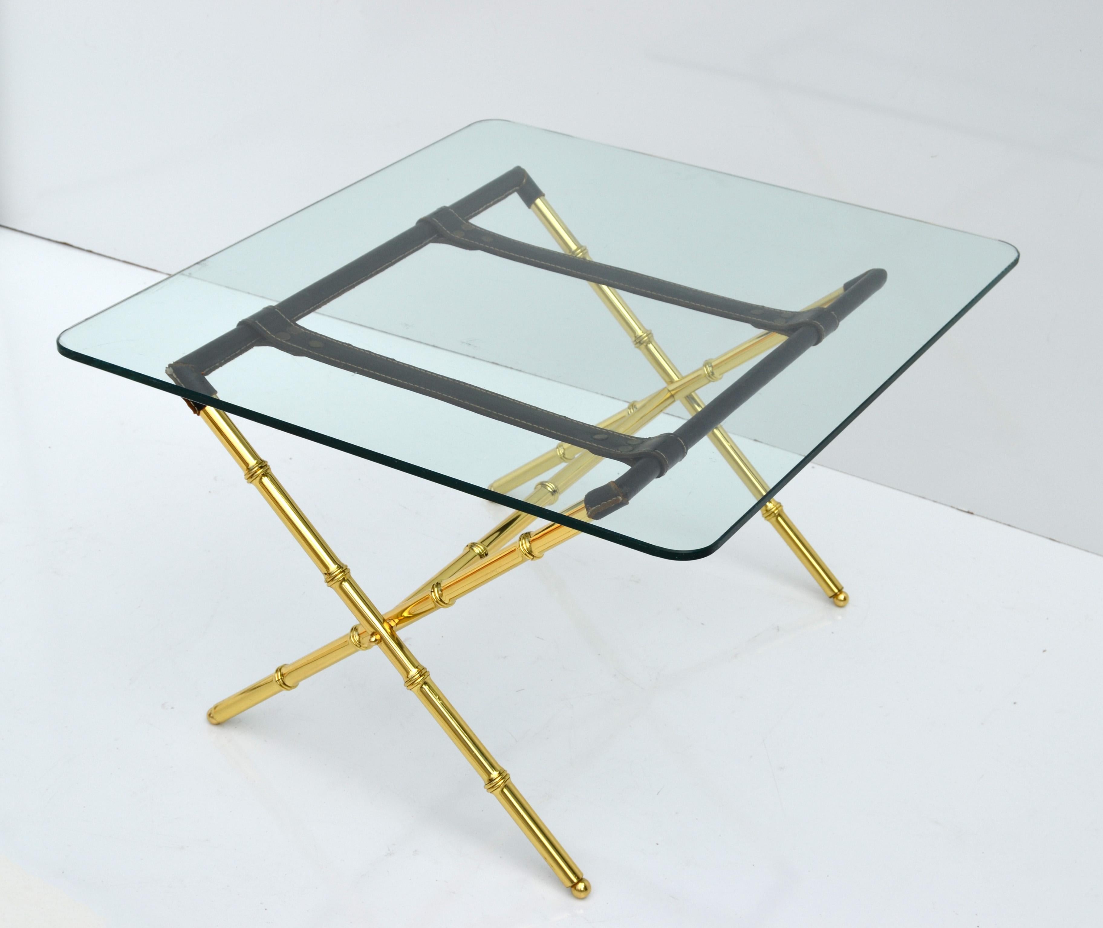 Table basse pliante Jacques Adnet en cuir et laiton imitation bambou avec base en X et plateau en verre en vente 8