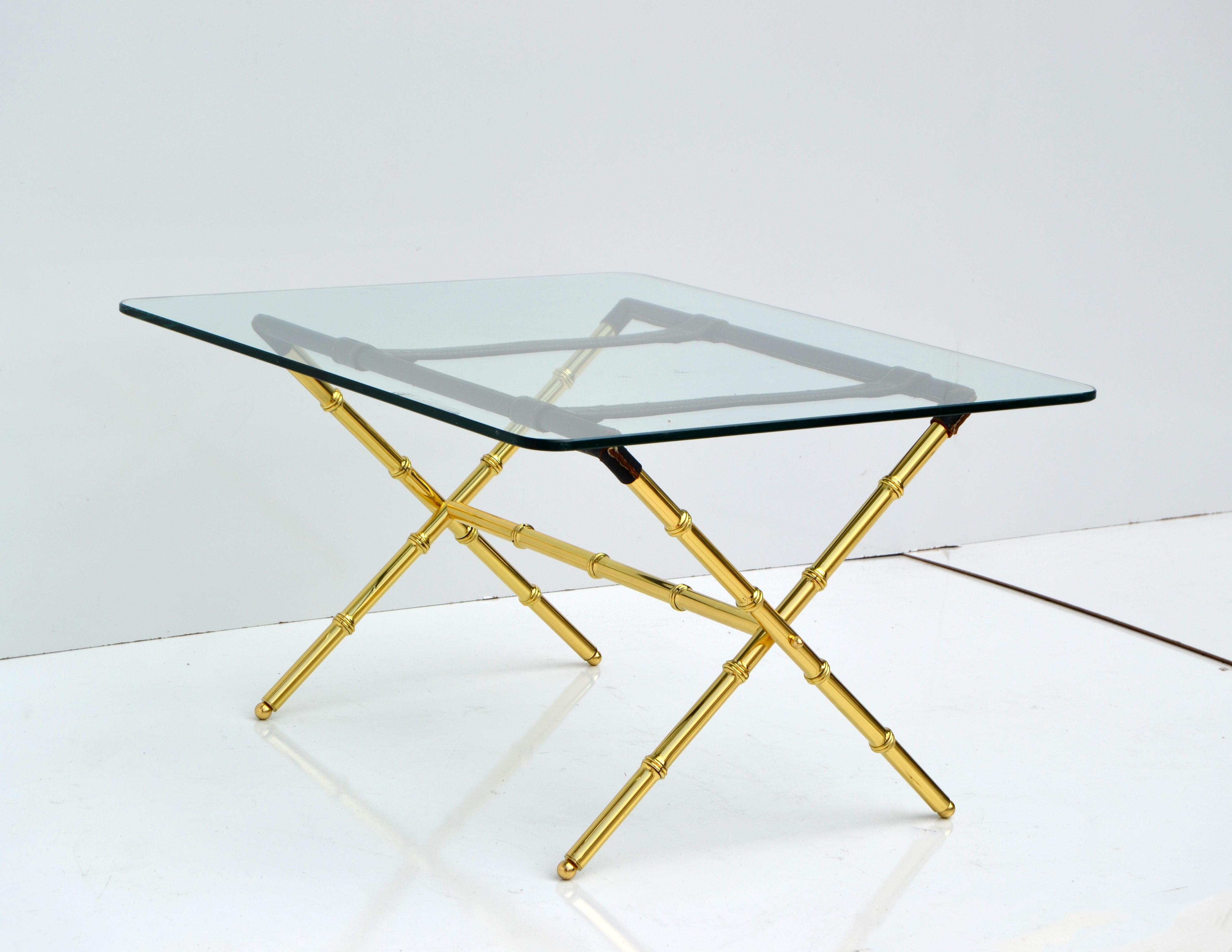 Table basse pliante Jacques Adnet en cuir et laiton imitation bambou avec base en X et plateau en verre en vente 9
