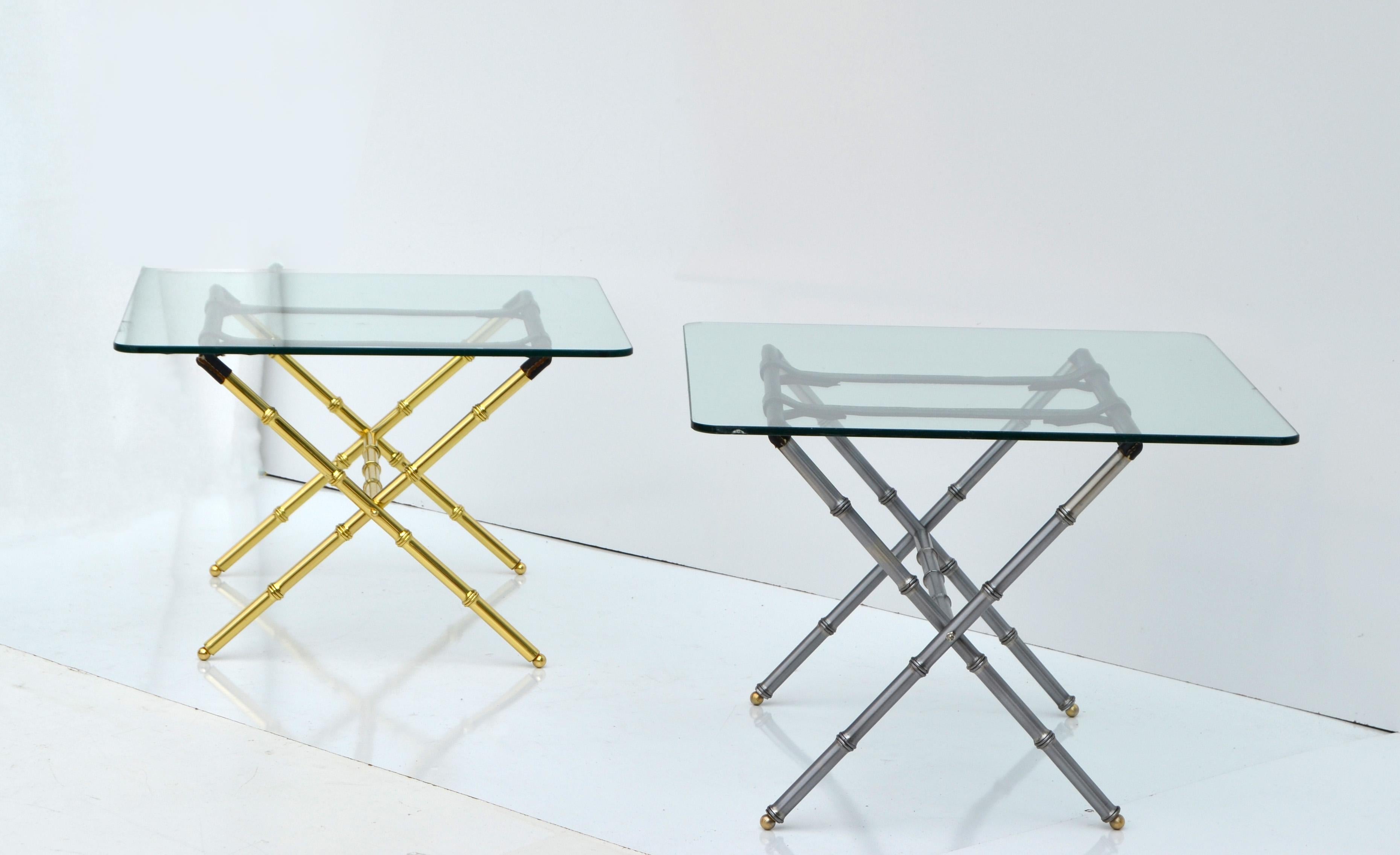 Milieu du XXe siècle Table basse pliante Jacques Adnet en cuir et laiton imitation bambou avec base en X et plateau en verre en vente
