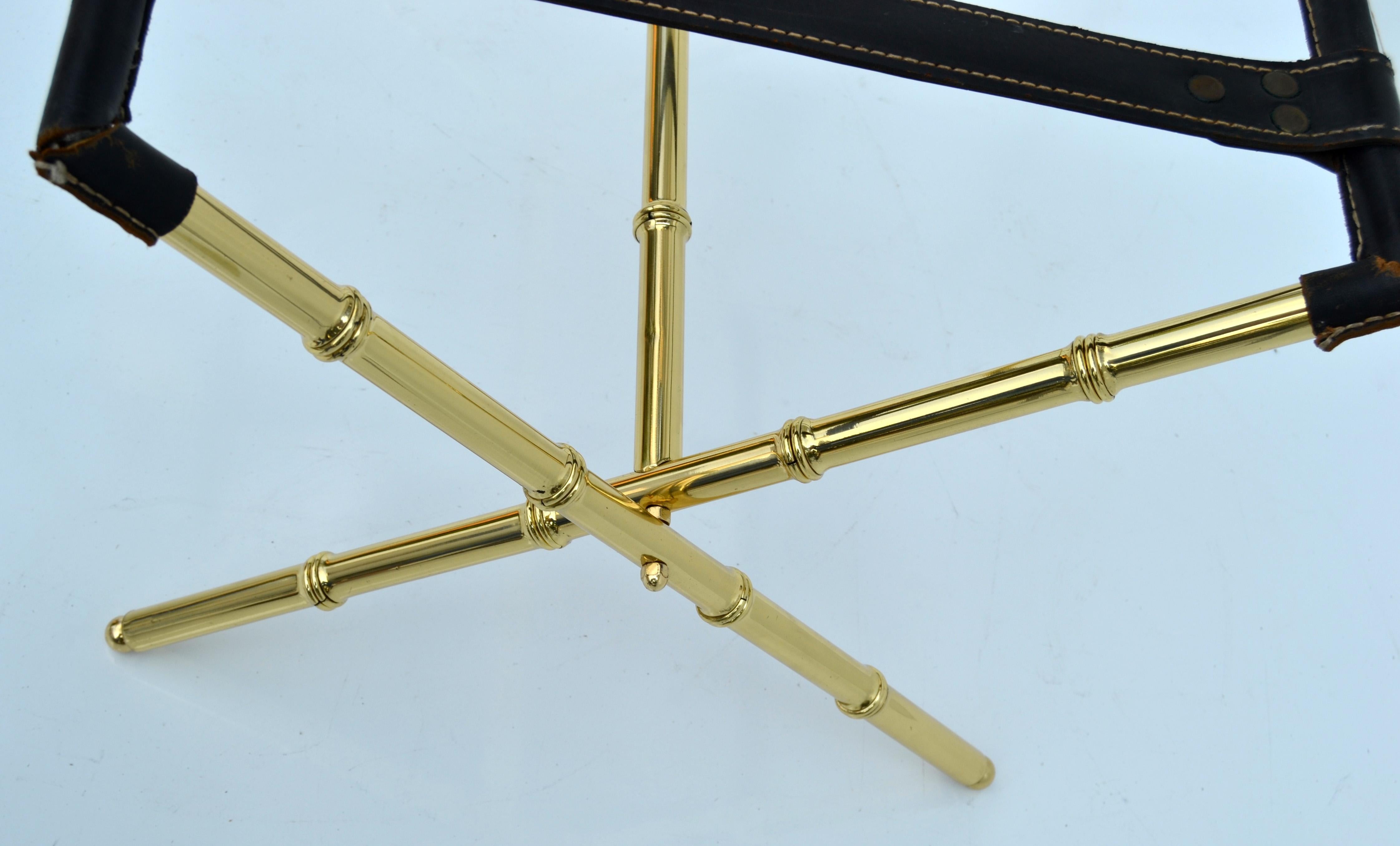 Table basse pliante Jacques Adnet en cuir et laiton imitation bambou avec base en X et plateau en verre en vente 1