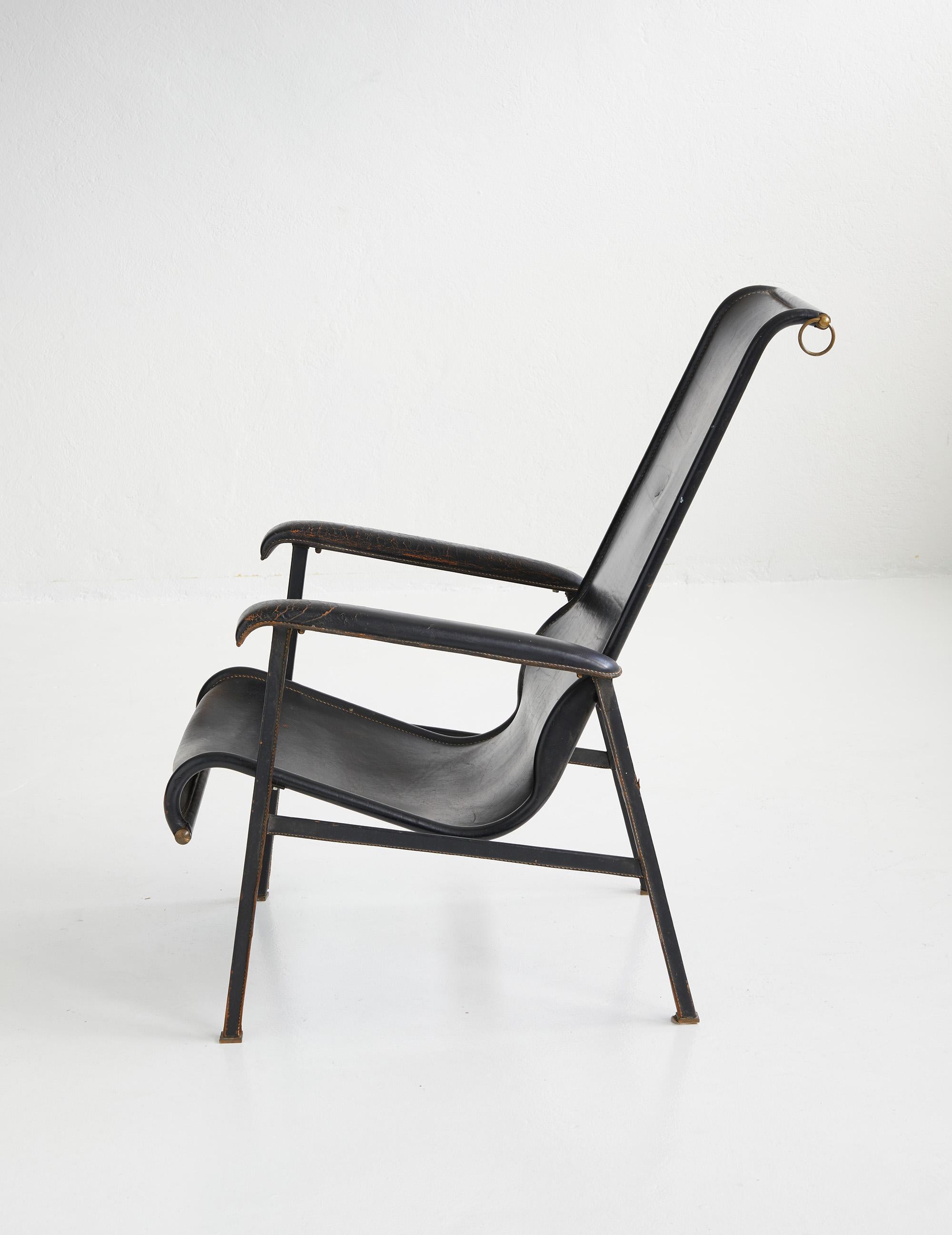 Splendida poltrona con schienale alto di Jacques Adnet, disegnata intorno al 1950 per la Compagnie des Arts Français.

Conosciuto per il suo stile sofisticato e per l'uso di materiali di alta qualità, i design di Adnet sono spesso caratterizzati da