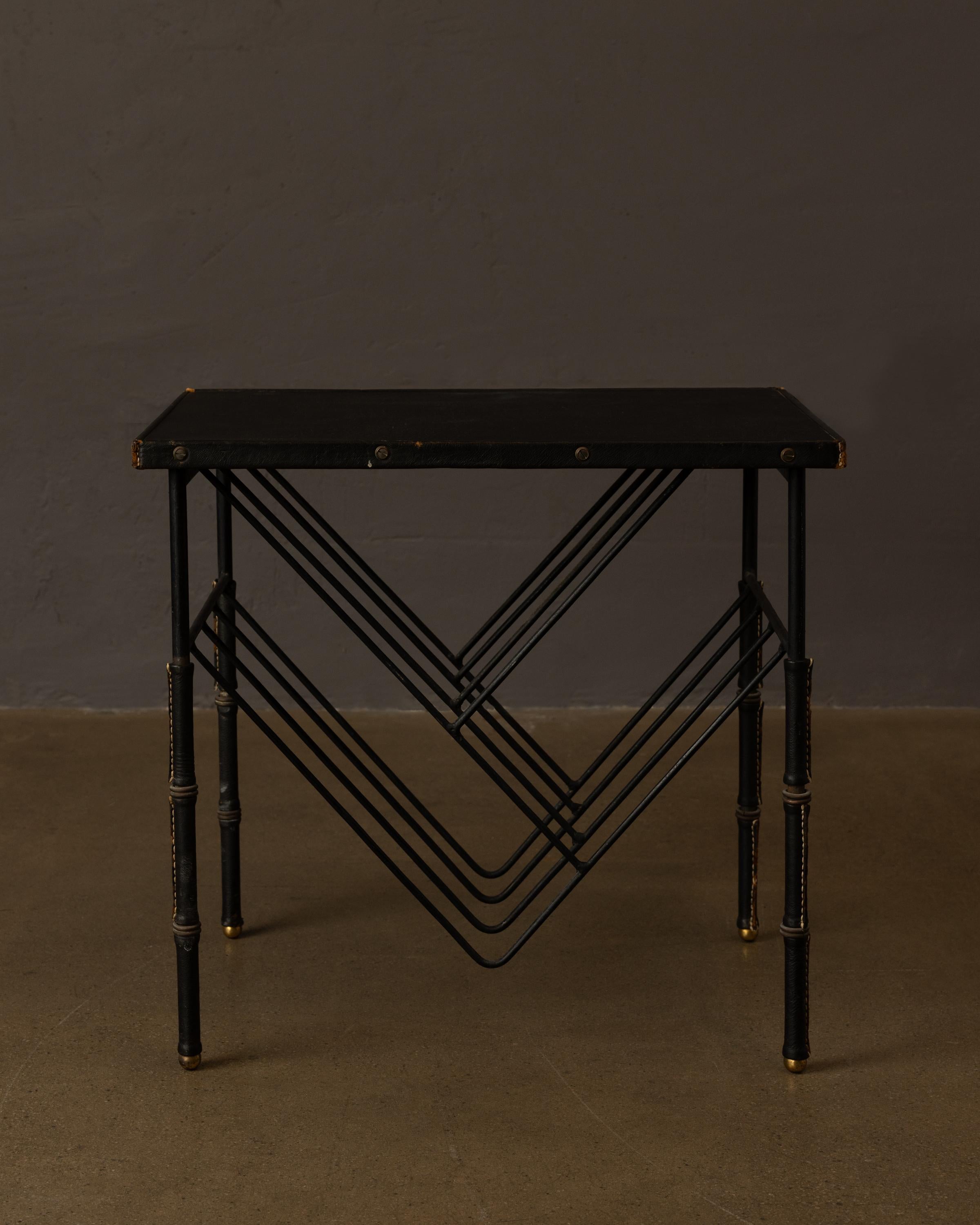 Jacques Adnet Beistelltisch aus Leder (Moderne der Mitte des Jahrhunderts) im Angebot