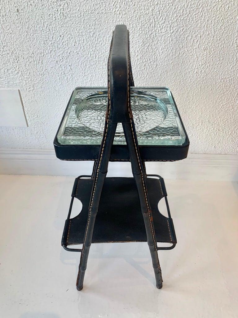 Jacques Adnet Leder-Beistelltisch oder Auffangtisch aus Leder, 1950er Jahre, Frankreich im Zustand „Gut“ im Angebot in Los Angeles, CA