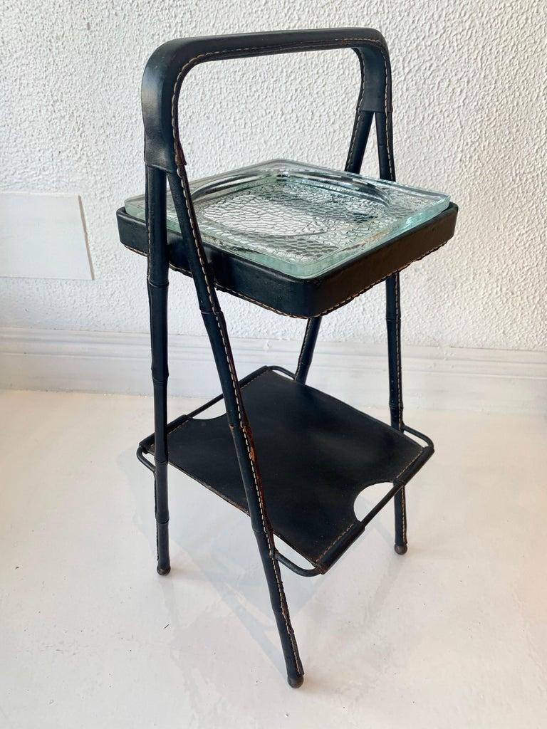 Jacques Adnet Leder-Beistelltisch oder Auffangtisch aus Leder, 1950er Jahre, Frankreich (Mitte des 20. Jahrhunderts) im Angebot
