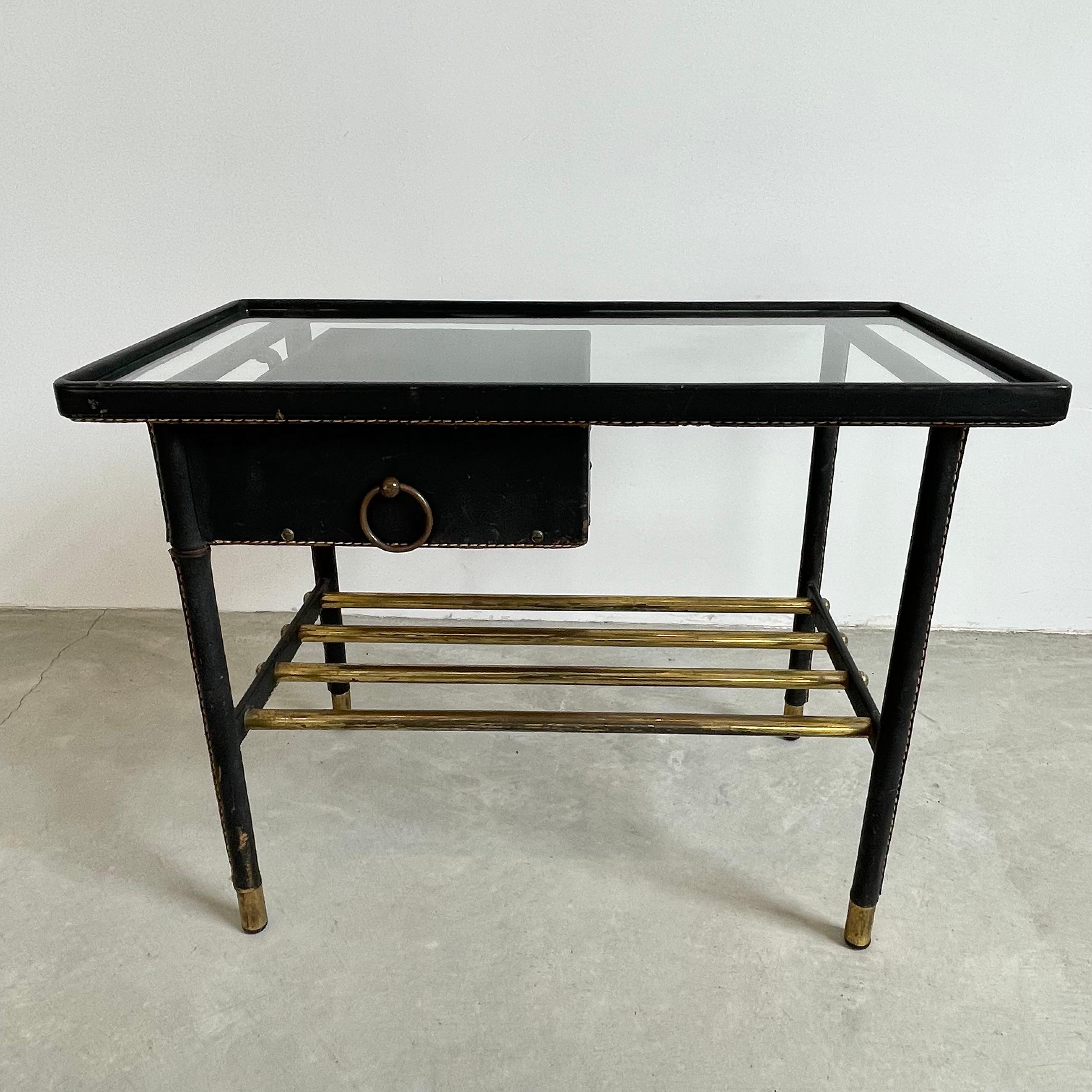 Art déco Table d'appoint Jacques Adnet en cuir avec tiroir, années 1950