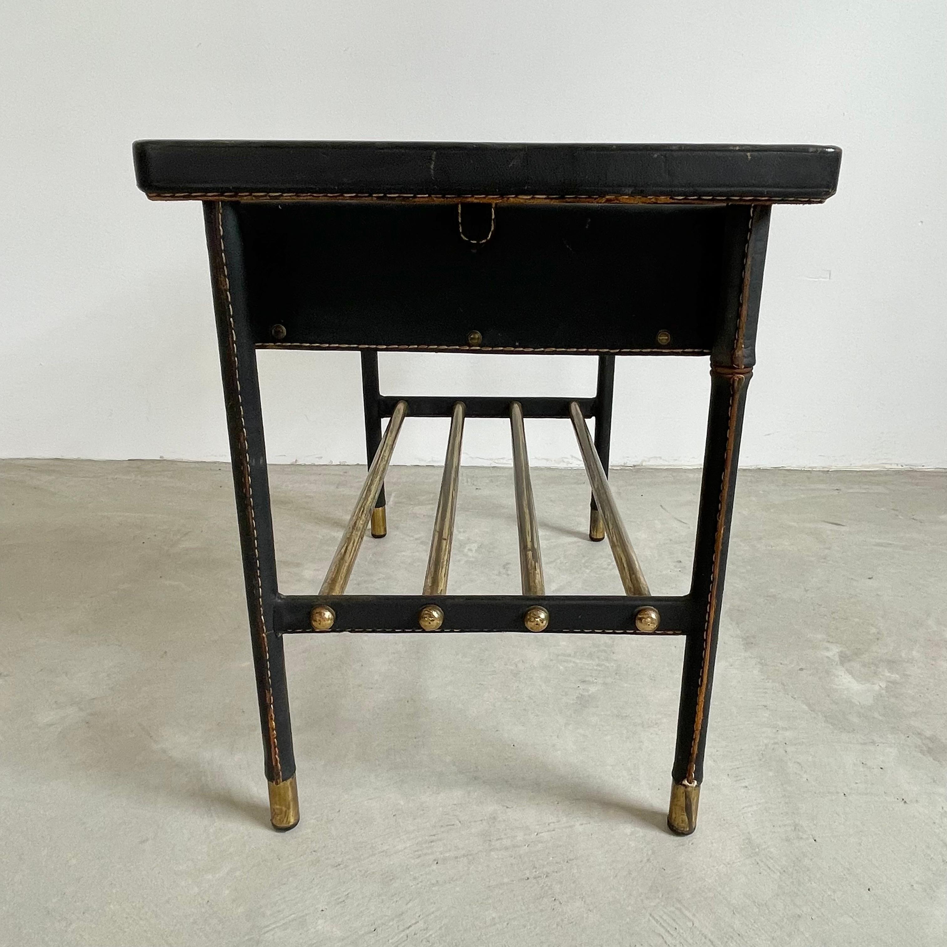 Laiton Table d'appoint Jacques Adnet en cuir avec tiroir, années 1950
