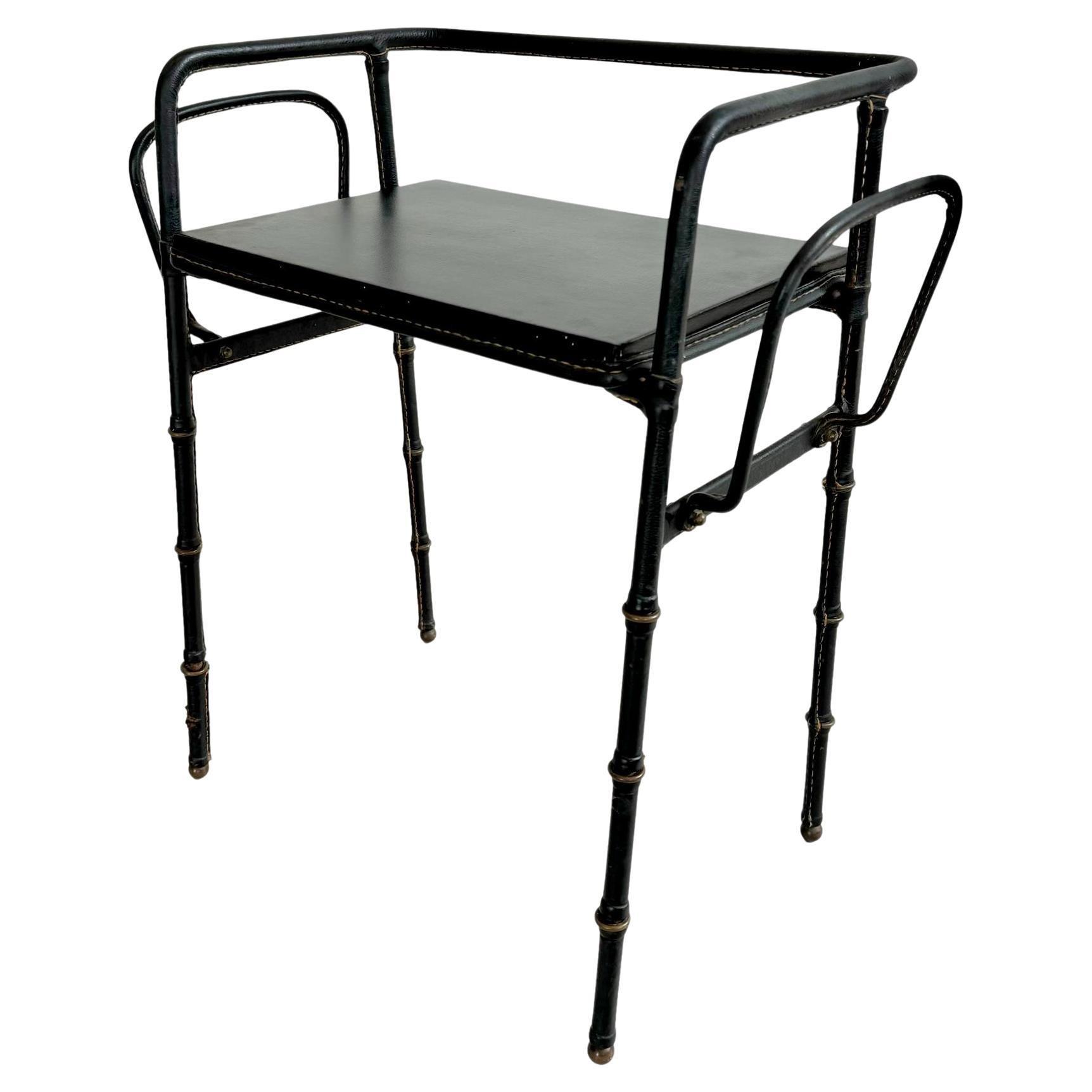 Mesa auxiliar de cuero con revisteros Jacques Adnet, Francia, años 50