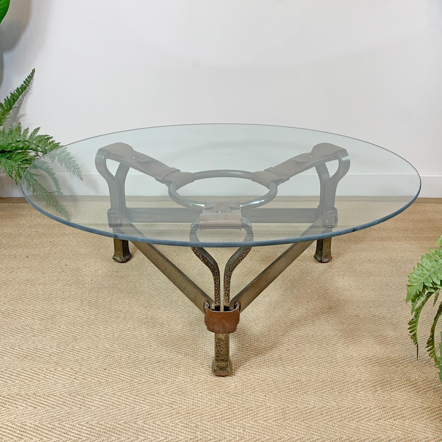 Superbe table basse ou table centrale brutaliste en cuir et acier, conçue par Jean-Pierre Ryckaert en France dans les années 1950. Les épaisses lanières de cuir entourent les pieds en acier courbé et l'anneau central en acier. Un magnifique exemple