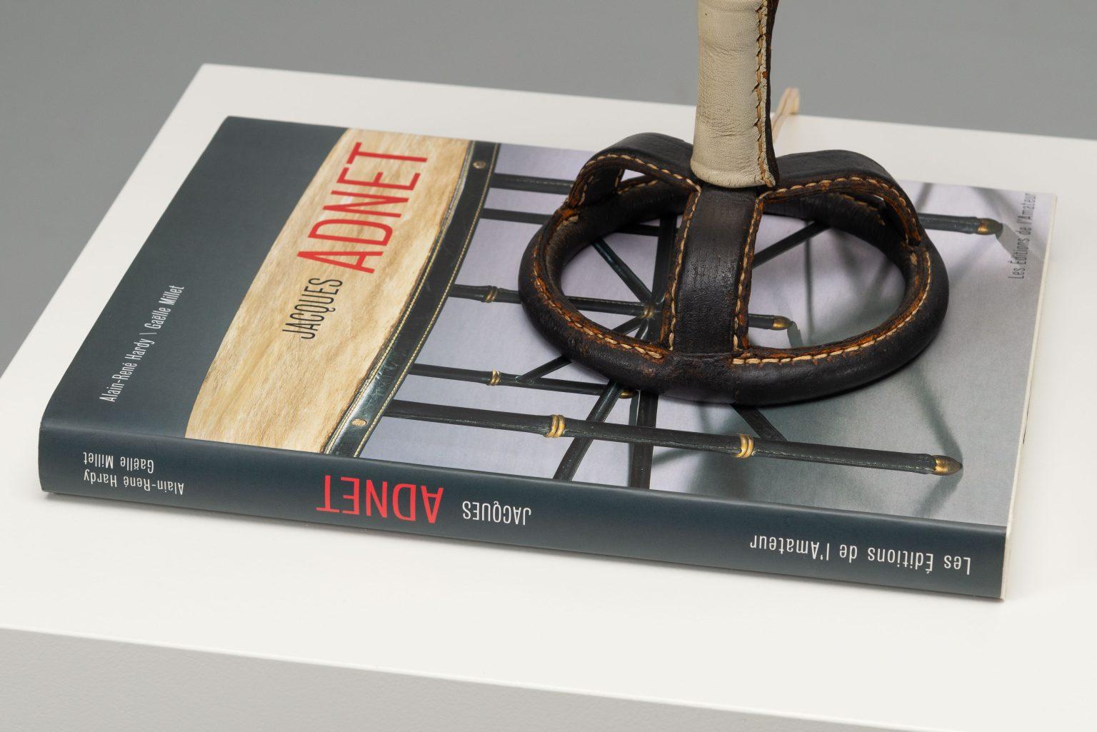 Jacques Adnet leather table lamp France 1950 en venta 6