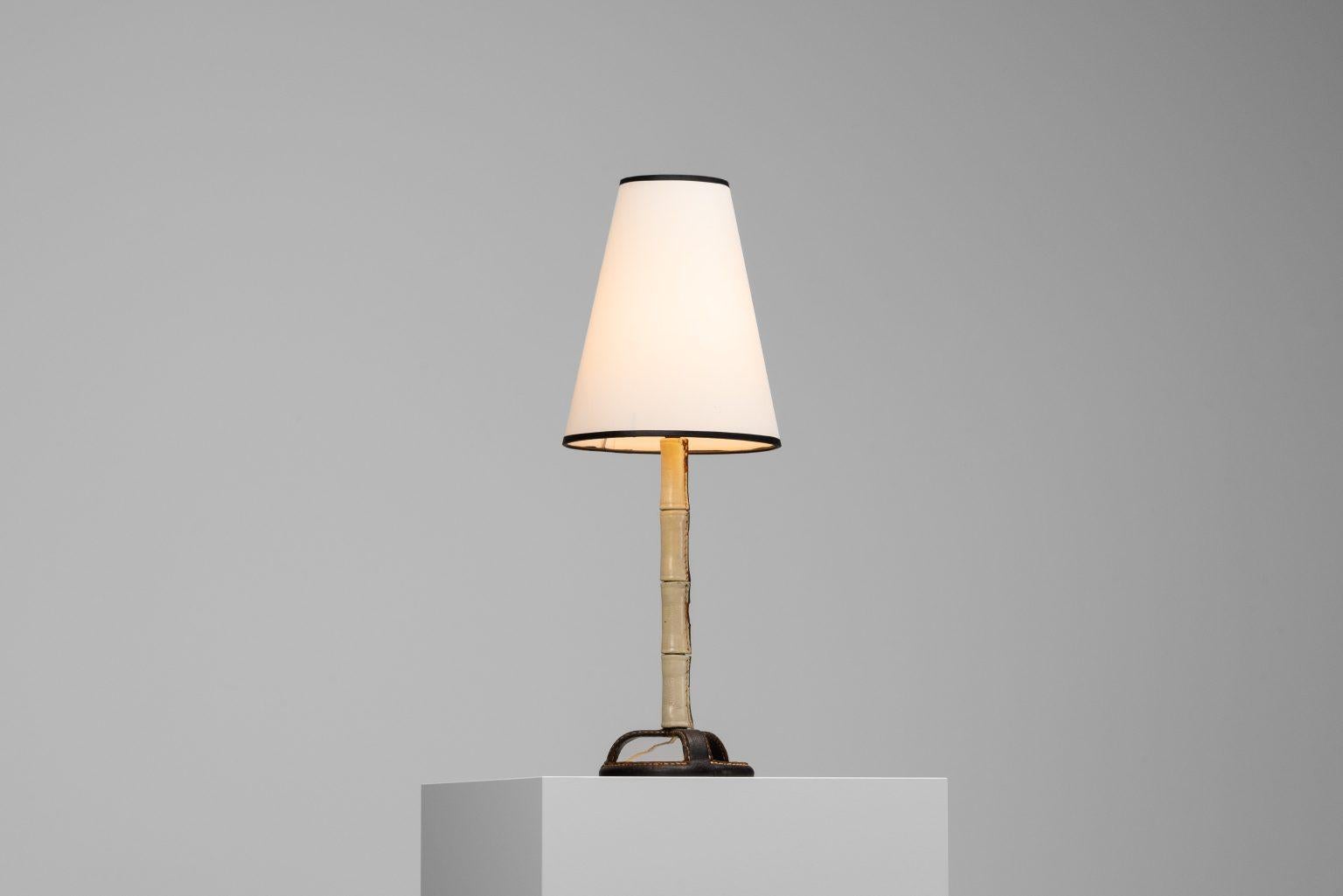 Jacques Adnet leather table lamp France 1950 en Bueno estado para la venta en Roosendaal, Noord Brabant