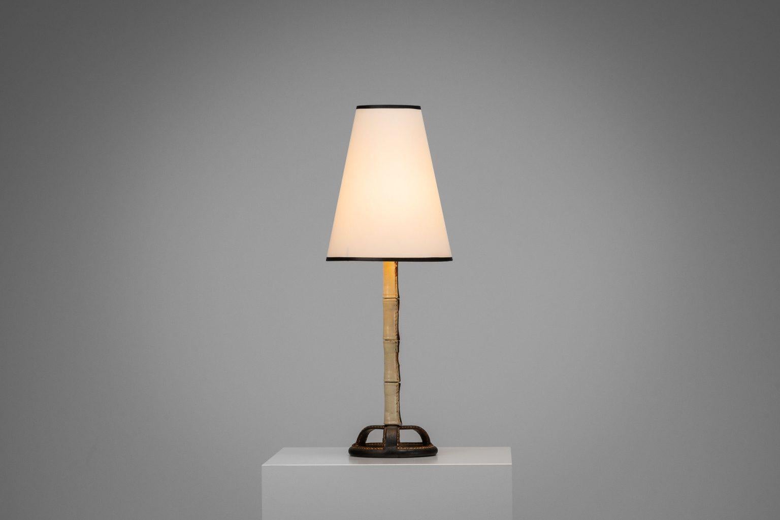 Jacques Adnet leather table lamp France 1950 mediados del siglo XX en venta