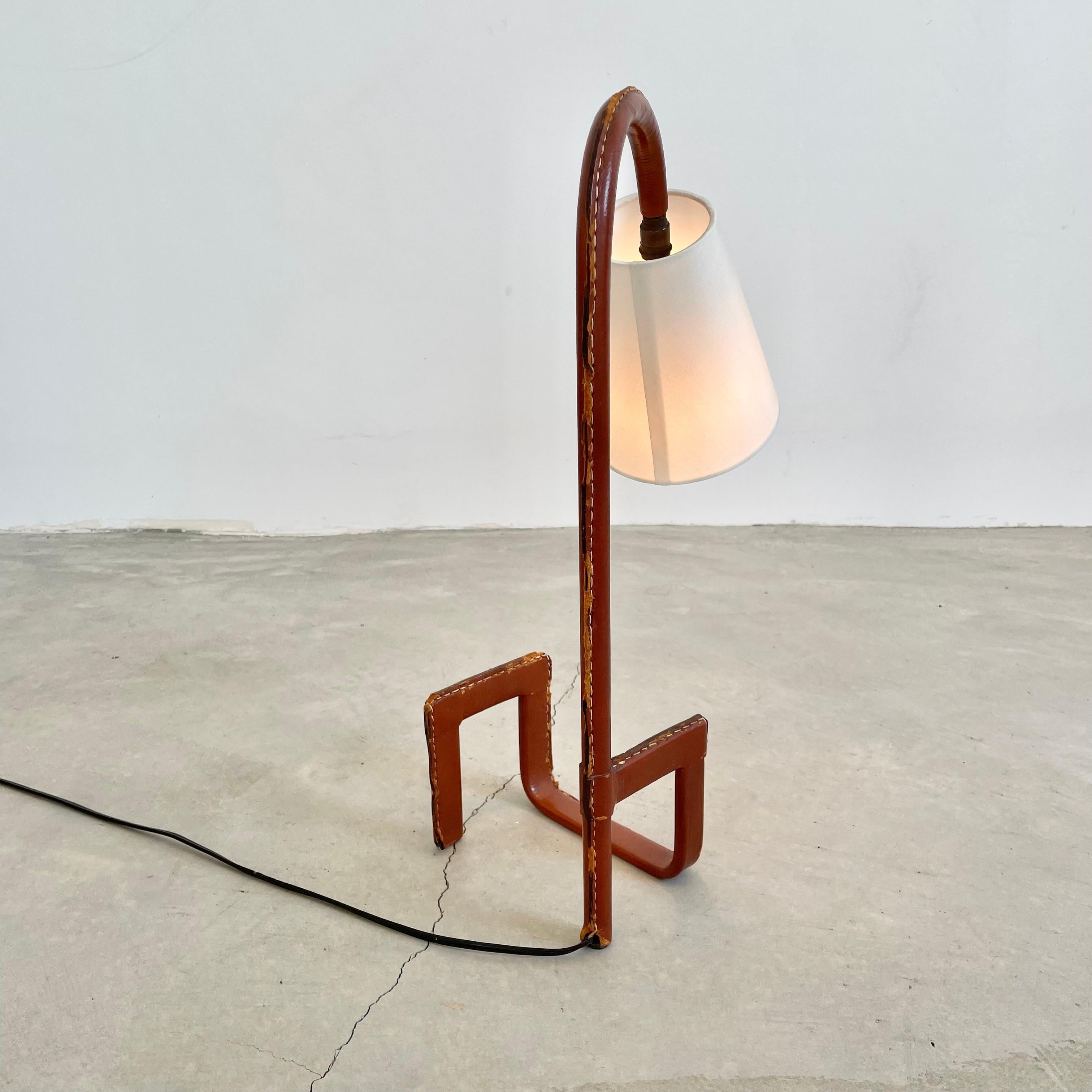 Jacques Adnet Leather Table Lamp with Built-In Bookshelf, 1950s France In Good Condition For Sale In Los Angeles, CA